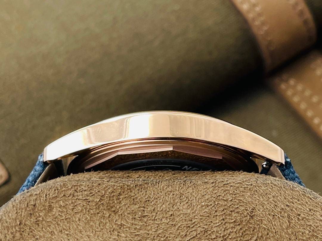 顶级复刻 百达翡丽2021新品——Ref.6007A-001（普朗莱乌特制表大楼纪念款）腕表🔥🔥 ✅表径尺寸：40毫米 ✅表镜配置：蓝宝石水晶玻璃表镜，背面刻有卡拉特拉瓦十字星图案，以及“New manufacture 2019”字样，细节还原到位 ✅表壳设计：316L精钢打造表壳，搭配宽阔的弧形表圈，质感扎实 ✅表盘特色：标志性灰蓝色素面设计，搭配精致的圆形缎面打磨工艺，简约大气 🌟 技术突破 搭载第三代324S定制一体机芯，不仅仿真度极高，走时精准稳定，兼顾颜值与实用性 🌟 表带与表扣 搭配灰蓝色小牛皮表带，辅以白色缝线装饰，搭配百达翡丽（PP）经典针扣设计，与表盘色彩相互呼应🤟🏻