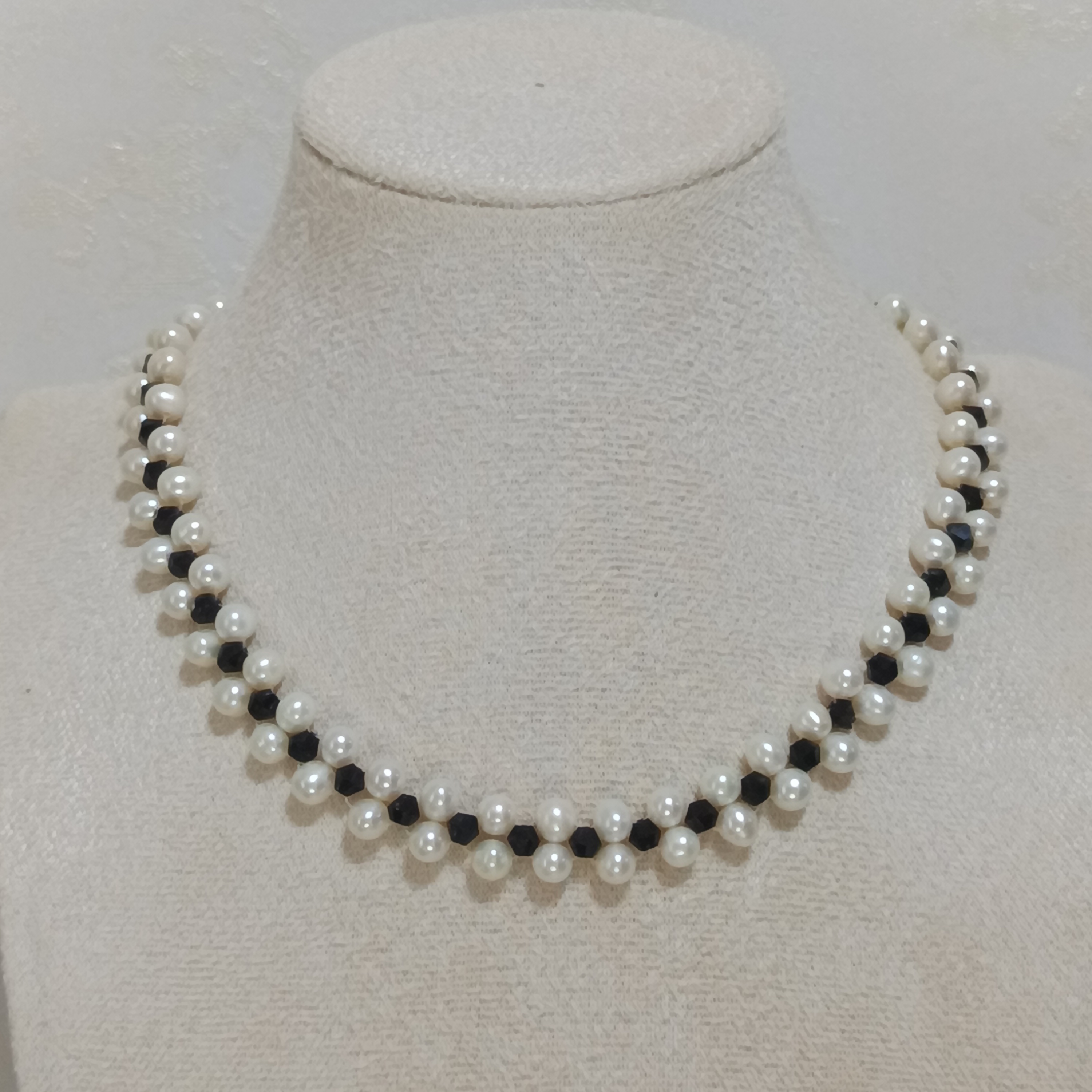 近圓強光淡水珍珠+人造黑尖晶編織choker 鍊