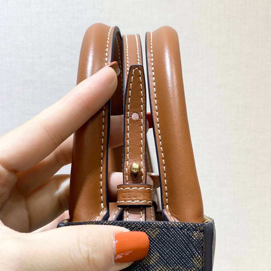 🔥大货实拍图 𝗖𝗘𝗟𝗜𝗡𝗘 ♥ 𝗧𝗥𝗜𝗢𝗠𝗣𝗛𝗘 𝗖𝗔𝗕𝗔𝗦 𝗧𝗢𝗧𝗘 𝙘𝙚𝙡𝙞𝙣𝙚的爱心𝙡𝙤𝙜𝙤也太会了吧！直接俘虏我！实在是太会抢钱了！托特包的天花板🥇 型号：194372 尺寸：17*21*4cm