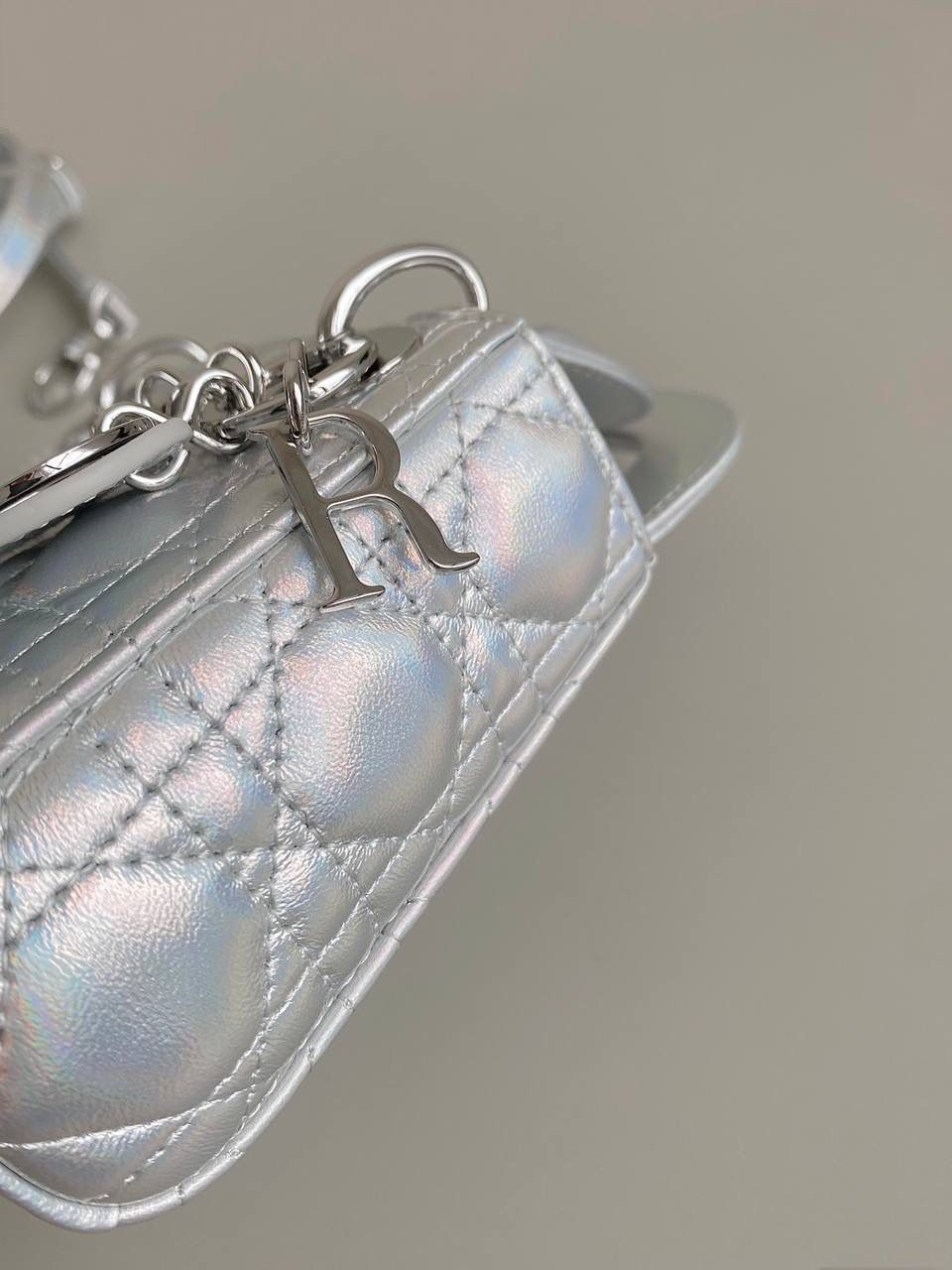 𝗗𝗜𝗢𝗥 𝗺𝗶𝗰𝗿𝗼 𝗹𝗮𝗱𝘆 𝗯𝗮𝗴23新色 🈶镭射银 天阿噜！小小只，简直太太太太可爱了！ 快！快！快！很少见有这么特色的包 Bing灵动炫目大胆的科幻视觉冲击太震撼 整个包身珠光呈镭射效果，犹如彩虹般 很是惊艳！配银色金属更有张力，好抢眼啊 可爱与炫酷的反差碰撞，也就只有它独具一格 拿到手你们一定要多背出去走走 它实在是美到过分了！！ size：12×10×5cm