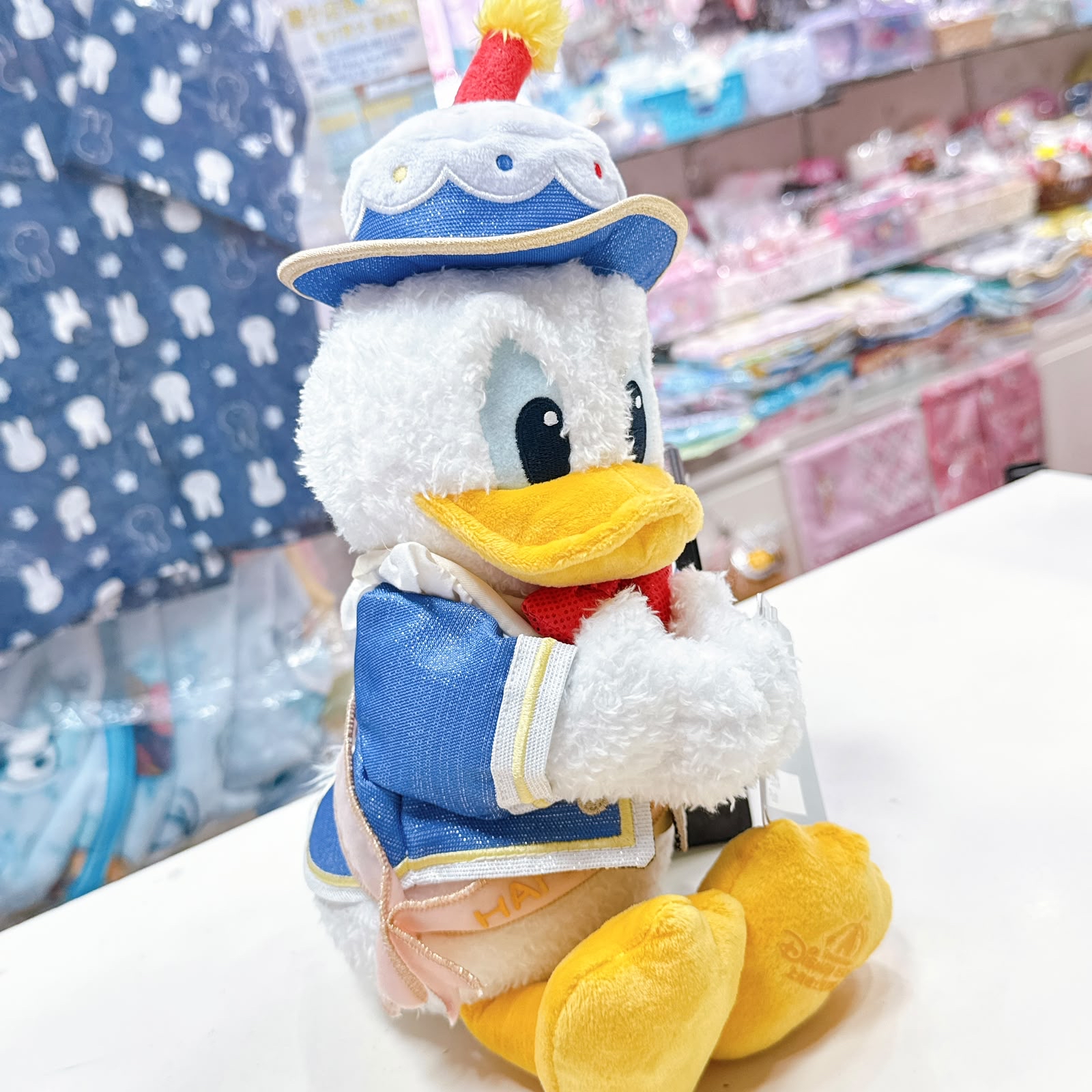 上海迪士尼樂園園內限定 唐老鴨10周年系列生日系列，雨天系列系列公仔掛飾 