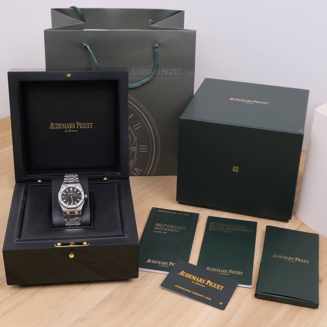 爱彼皇家橡树系列中的女士石英腕表，型号为67651ST.ZZ.1261ST.01。爱彼皇家橡树系列独有的八角形外观还拥有爱彼独特的设计风格也将女士优雅风格融入其中，深受女士们的爱戴，33毫米的尺寸，更符合国人手型，但也将爱彼独有的纯净美感与刚毅线条展现的淋漓尽致。 而镶满钻石的表圈也为佩戴的女士增添了更多的柔美跟闪烁，40颗明亮型切割合成钻 vvs级，火彩出众，总重约0.71克拉，搭载瑞士原装石英机芯、拥有实用的日历显示功能，蓝宝石玻璃镜面，超立体表盘，50米防水，7mm薄款设计，女士们佩戴起来不会显得沉重 货数量不多，吊打市场通货，配全套专柜包装，非市场那种矮小盒‼️💯😎