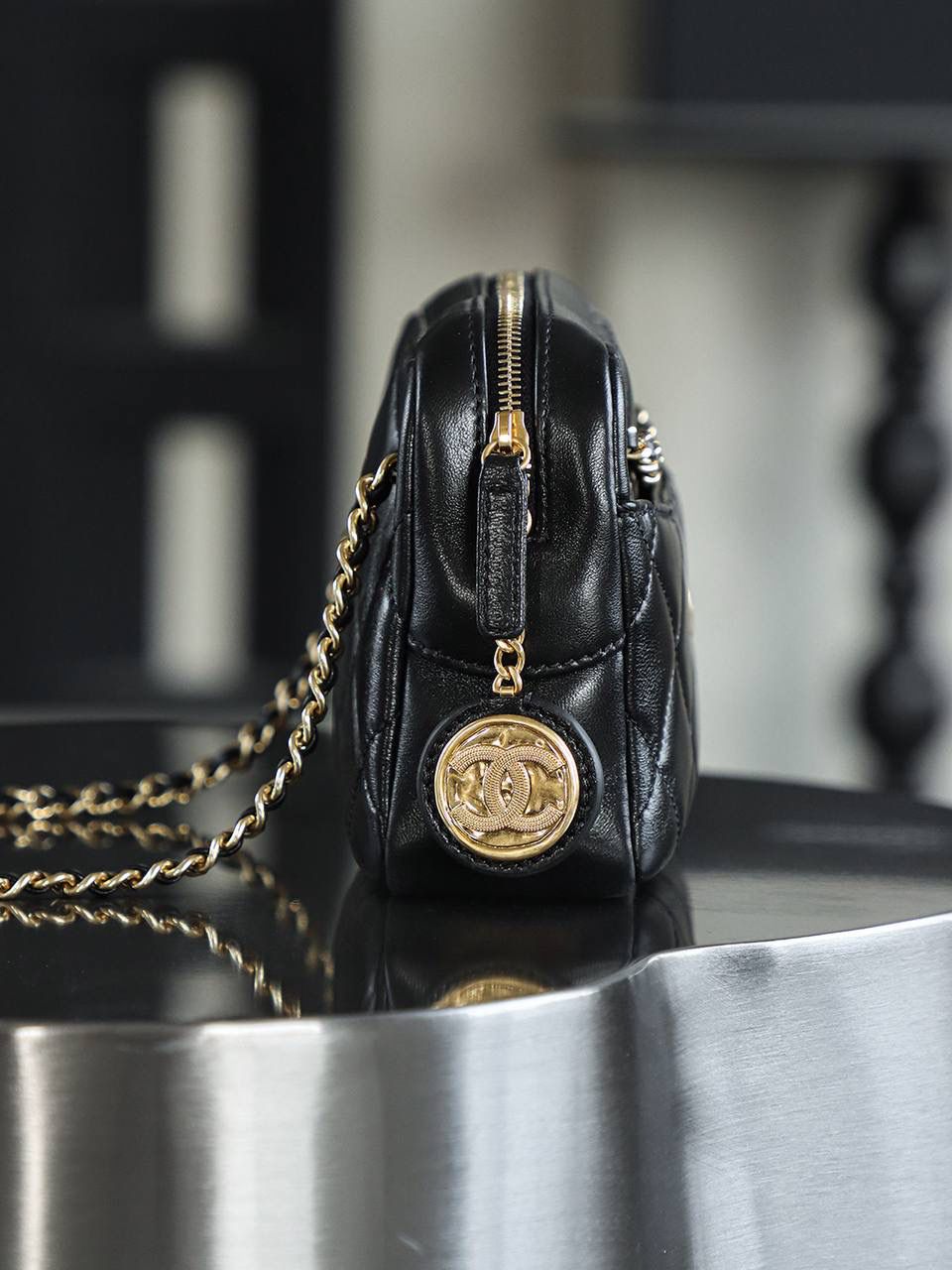 24K金幣相機包小號鑒定版👜 一包一碼 支持全球鑒定查驗身份證原廠專G 方框GR皮料過關清單資料可査詢 金幣相機包的設計靈感源自復古相機，其方正而圓潤的輪廓，猶如一臺精緻的老式相機，散發著濃郁的復古氣息，小號太有小千金的精緻優雅感了！ 五金：厚镀24k复古金 皮料：GR原厂小羊皮 尺寸小号：12*18*7cm 中号：19*24*9cm