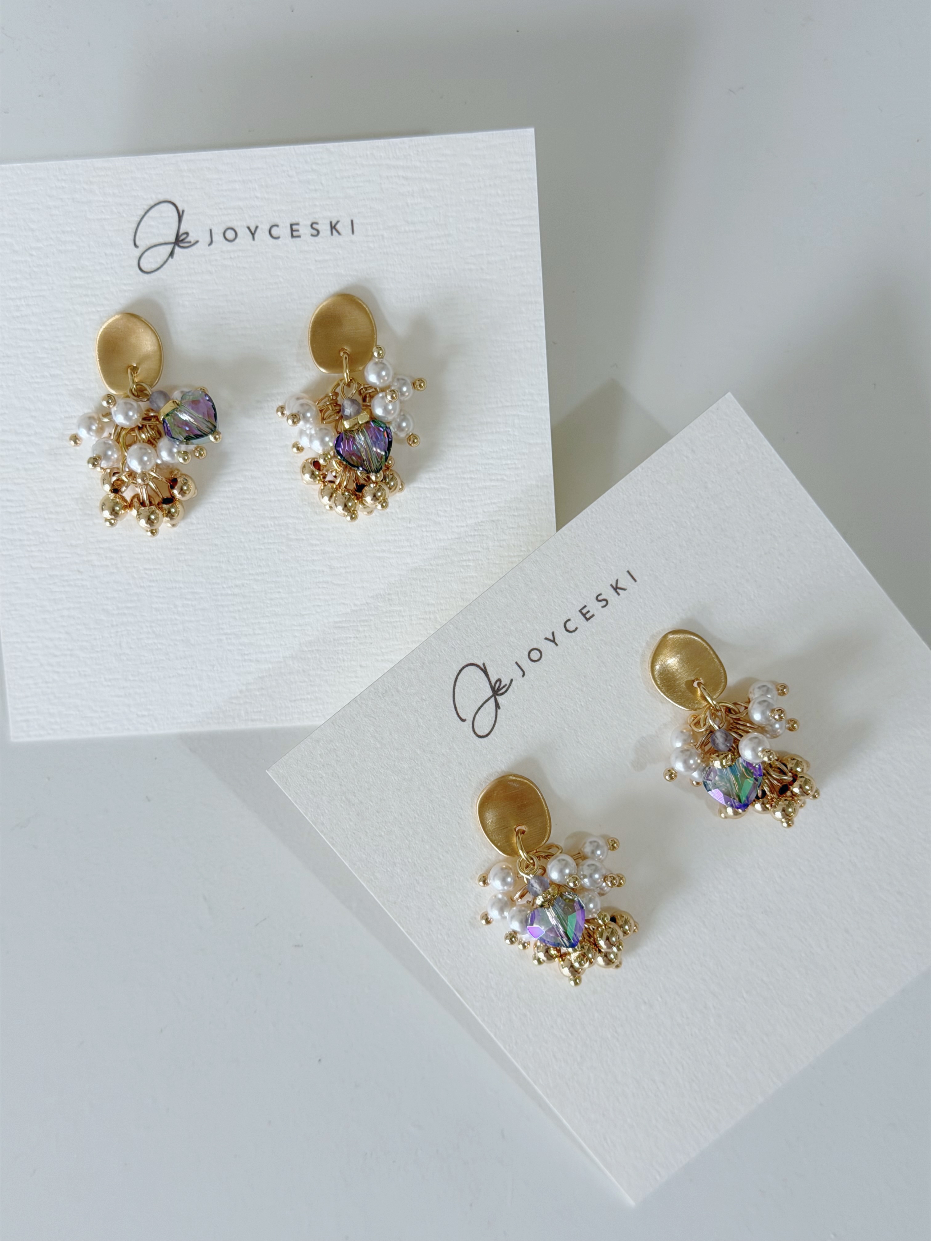 幻彩紫愛心流穗波波球長款耳環/ 白珍珠x金色($198)