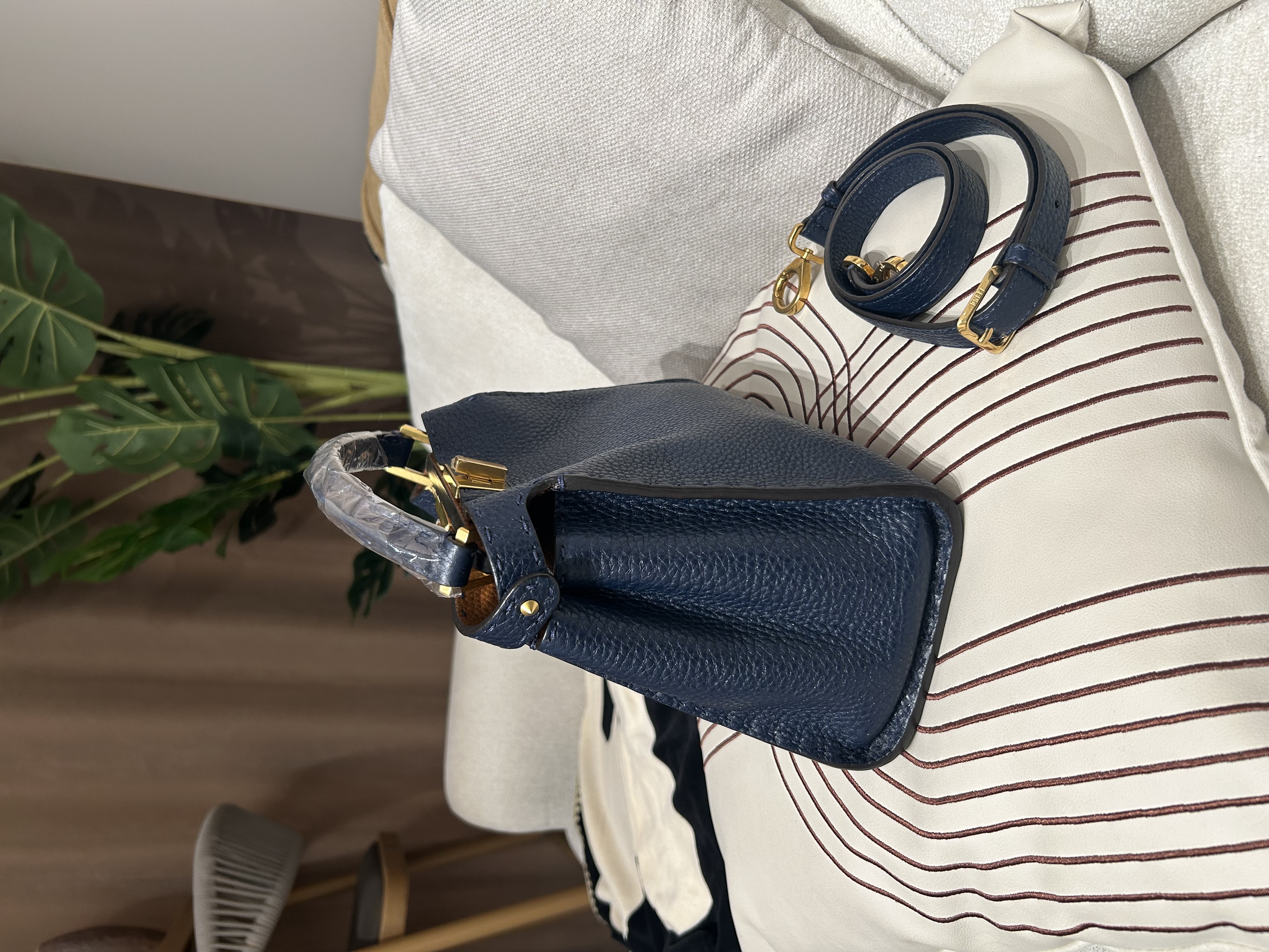 Fendi peekaboo 深藍色金扣 100%Authentic, 95%new ✅Booklet ,✅dust bag 牛皮好襟用，有部份原裝貼膜新淨