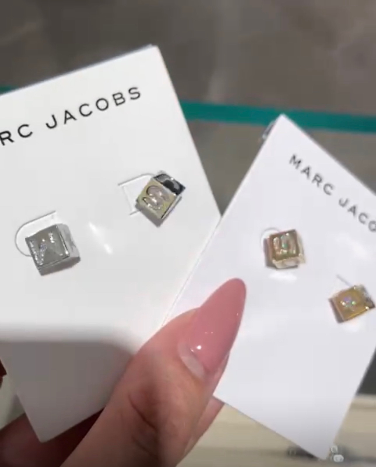 😎😎就係與別不同嘅Marc Jacobs 骰仔型金銀色閃令令🤩耳環現貨🇺🇸✈️🇨🇦