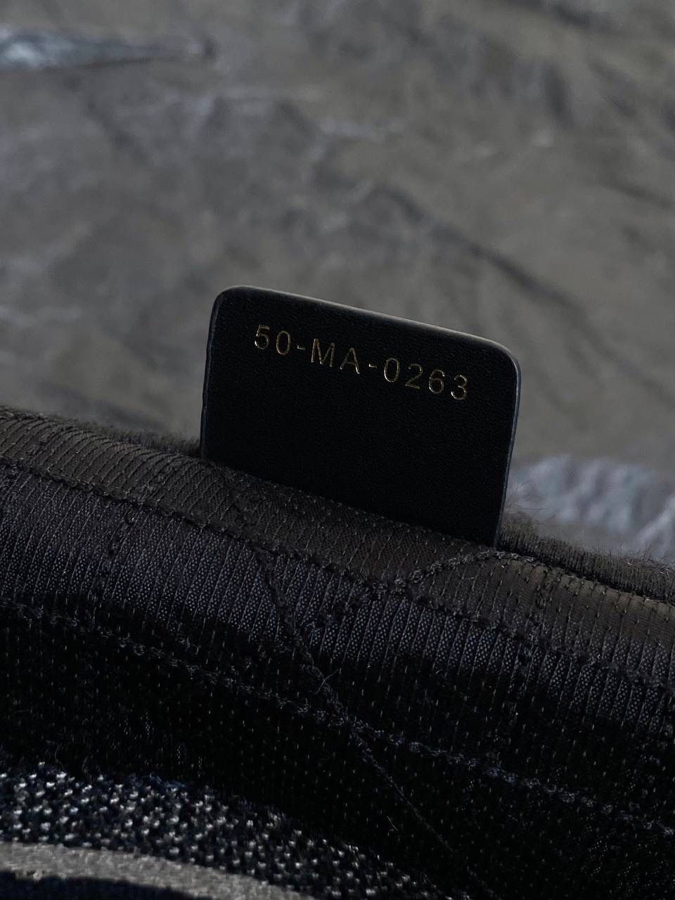 🈶黑蓝中号 𝗖𝗗 𝗕𝗼𝗼𝗸 𝗧𝗼𝘁𝗲 毛茸茸 最新冬季款简直不要太可爱呀🥹❤️ 皮毛一体的切割工艺，真的绝美 软乎乎的手感，暖暖的绒毛太治愈了 自带温柔属性的贵气氛围感，还很显嫩 磕到我心巴上了，忍不住心动一万次 秋冬战包的第一只，必是它！冲鸭😎🖤 36×27×16cm