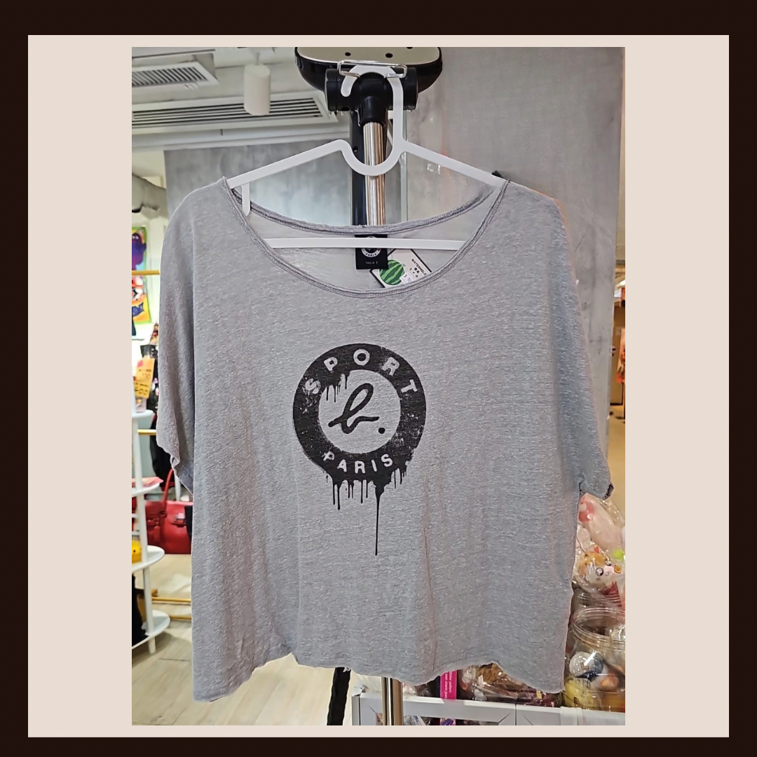 🎨 法式簡約：SPORT b. 經典圓標印花灰色棉質 T-shirt