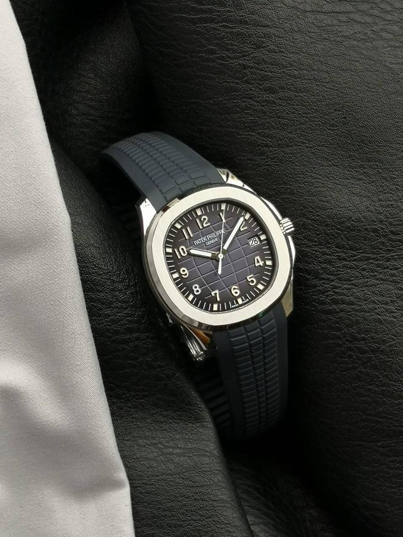 百达翡丽 5168G 配重手雷 1.壳套采用特殊材质CNC原版数据开模，整表重量和正品几乎没有区别，不同于市场普通版本上手轻飘飘，整表120克重 2.机芯选用324/330 一体开模机芯(3k同源机芯) 3.表壳尺寸42mm 厚度8.3mm(跟足原版) 4.所用配件，字面，针，胶带严格参照原版颜色开模定制，精益求精 5.表壳不锈钢 内部加重 承诺所有本厂出的配重表款绝不掉皮，掉皮无理由更换全新 6.表扣 表壳全部冲压贵金属logo 非腐蚀激光垃圾工艺！