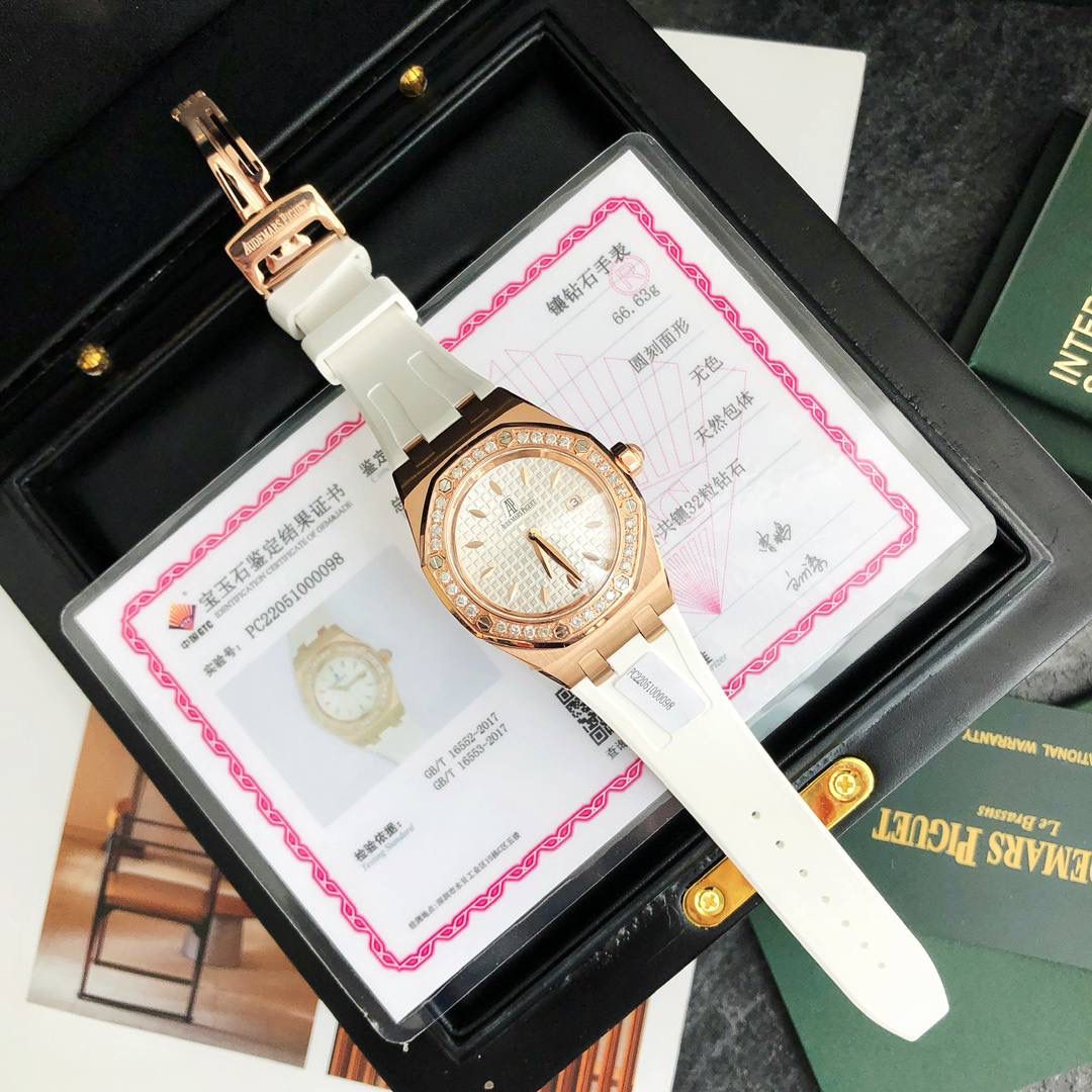 全网女神看过来😍😍这款爱彼女表才是最具有性价比的… 爱彼皇家橡树系列型号67601石英腕表，皇家橡树系列独有的八角形外观还拥有爱彼独特的设计风格也将女士优雅风格融入其中，深受女明星们的爱戴，即使只有33毫米的小尺寸，也将爱彼独有的纯净美感与刚毅线条展现的淋漓尽致💝💖💘而镶满钻石的表圈也为佩戴的女士增添了更多的柔美。（32颗1.6明亮式切割美钻，总重约0.65克拉）巴蒂镶嵌一枚半透明凸面蓝宝石，搭载瑞士进口石英机芯，拥有实用的日历显示功能，女士们佩戴起来不会显得沉重 ，配专柜最新全套包装发货！这种货一般数量不是很多哦