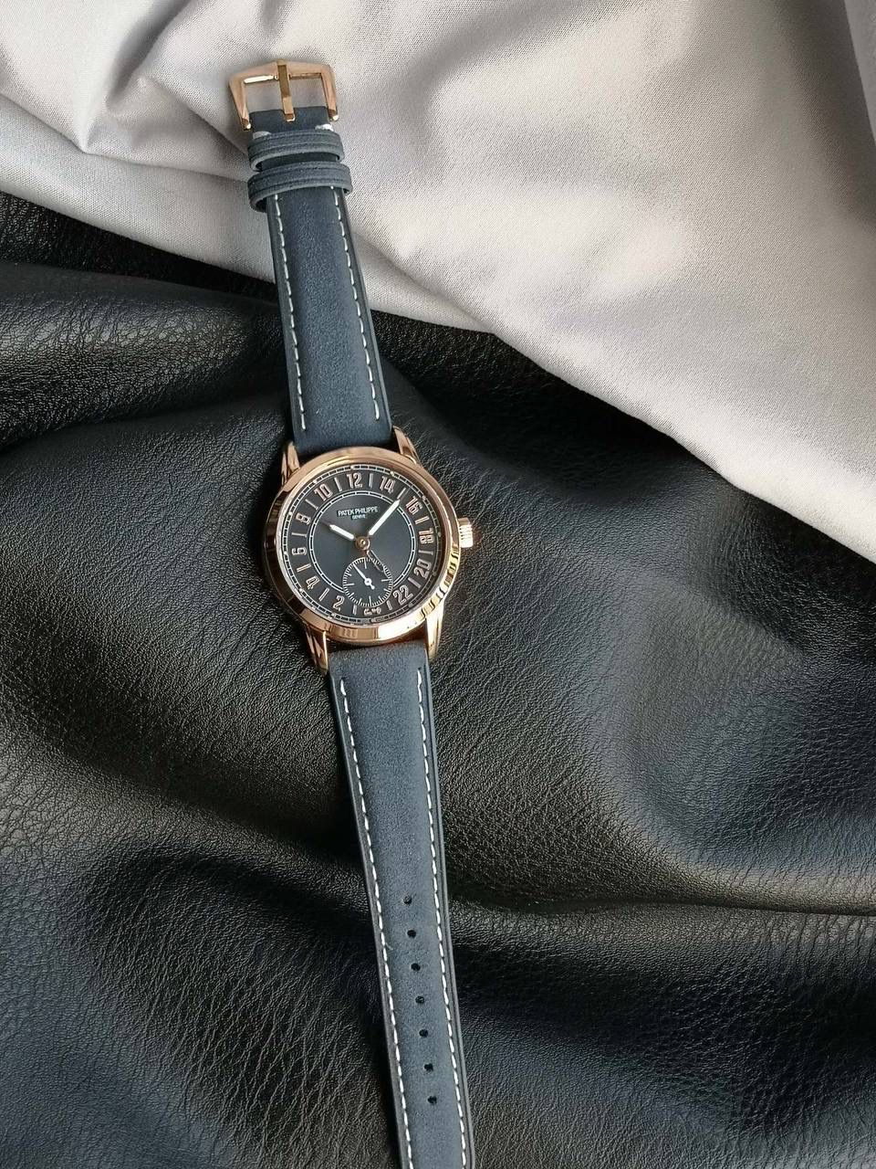 百达翡丽复杂功能系列5224R-001重磅登场，复杂时计腕表，以超复杂的工艺技术打造休闲运动腕表。 机芯采用复刻版31-260 PS FUS 24H自动上链机芯，在实现外观的逼真前提下，功能一并完美诠释。 改装大师独立制表人，倾情参与定制改装表盘颜色，给予独一无二的腕表增添有趣的灵魂！ 匠心力作 欢迎各位表友品鉴！