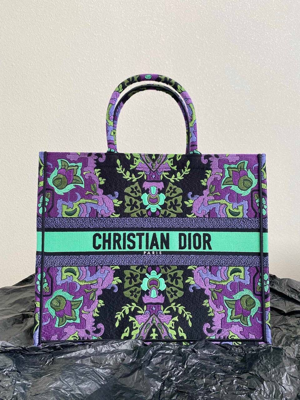 🈶漫花紫大号 𝗖𝗗 𝗕𝗼𝗼𝗸 𝗧𝗼𝘁𝗲 23最新购物袋 独特而神秘的紫色，今年的热度依旧不减 对于我这种偏爱彩色的来说，简直惊叹 印度异域风情，大自然永远有的灵感 有几分漫而梦幻的氛围气息，温柔雅致 带有一种稳定，静谧，和谐的基调🎀 多元素的文化交流，是一只行走的艺术品 42×35×18.5cm