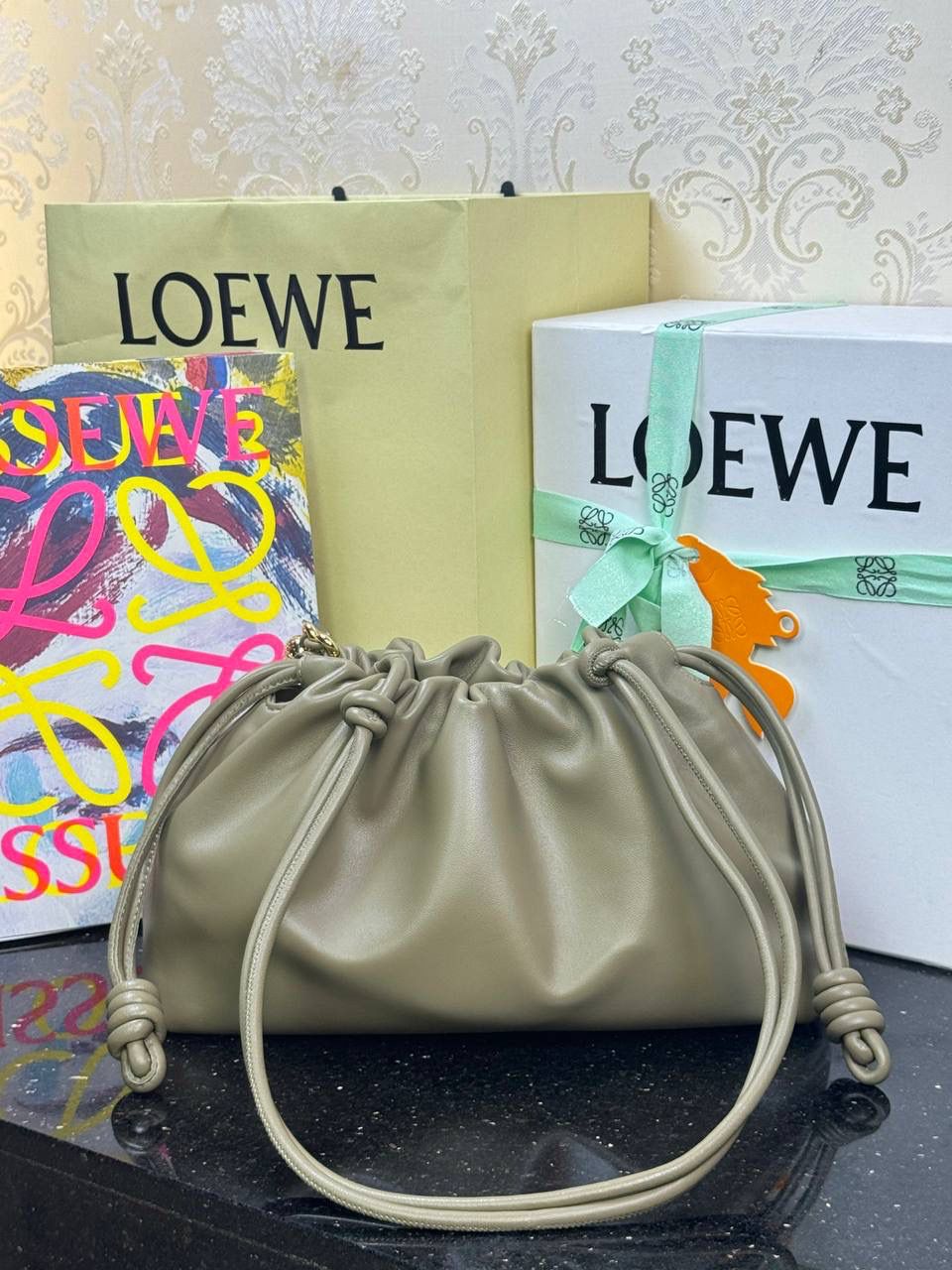 🎈中号链条款𝙁𝙡𝙖𝙢𝙚𝙣𝙘𝙤 𝙋𝙪𝙧𝙨𝙚羊皮 ——【桉树绿】 尺寸：𝟯𝟬-𝟭𝟬.𝟓-𝟮𝟬𝐜𝐦 编码：012403 【配全套礼盒】 👉🏻延续福袋收缩绳褶皱设计，羊皮包身手感细腻柔软❤️ 👉🏻链条肩带➕皮肩带的双肩带设计，时尚百搭，给足了集美们多样化的选择。肩带可拆卸可调节，磁扣开合，正面烫金𝙇𝙤𝙜𝙤，呈现出高贵典雅的视觉感😍 👉🏻独家背景➕独家品质➕独家全套砖柜礼盒套装，市场高端品质皆在我手✌🏻