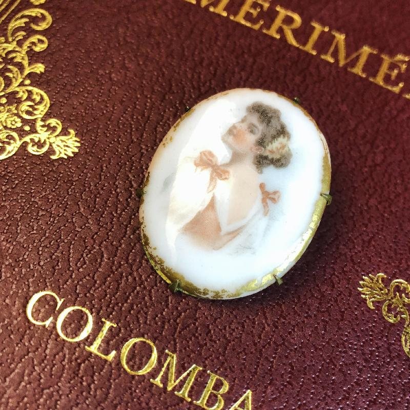 Antique Turn of Century Young Lady Portrait on Porcelain with Golden Rim Brooch(MT504)
