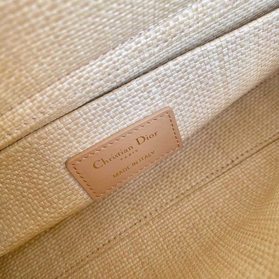 𝗗𝗶𝗼𝗿 𝗗-𝗝𝗼𝘆 𝗯𝗮𝗴拉菲草（横版） 时尚果然就是轮回，回归了一把中古戴妃 全新拉菲草材质编织立体菱格，有种野奢感 这两年草编包很火，高级的度假风 长方包形短链条➕细长肩带直接封神！！ 我要迫不及待到夏天啦，想去浪的心啊🏝️❤️‍🔥 26 x 13.5 x 5cm