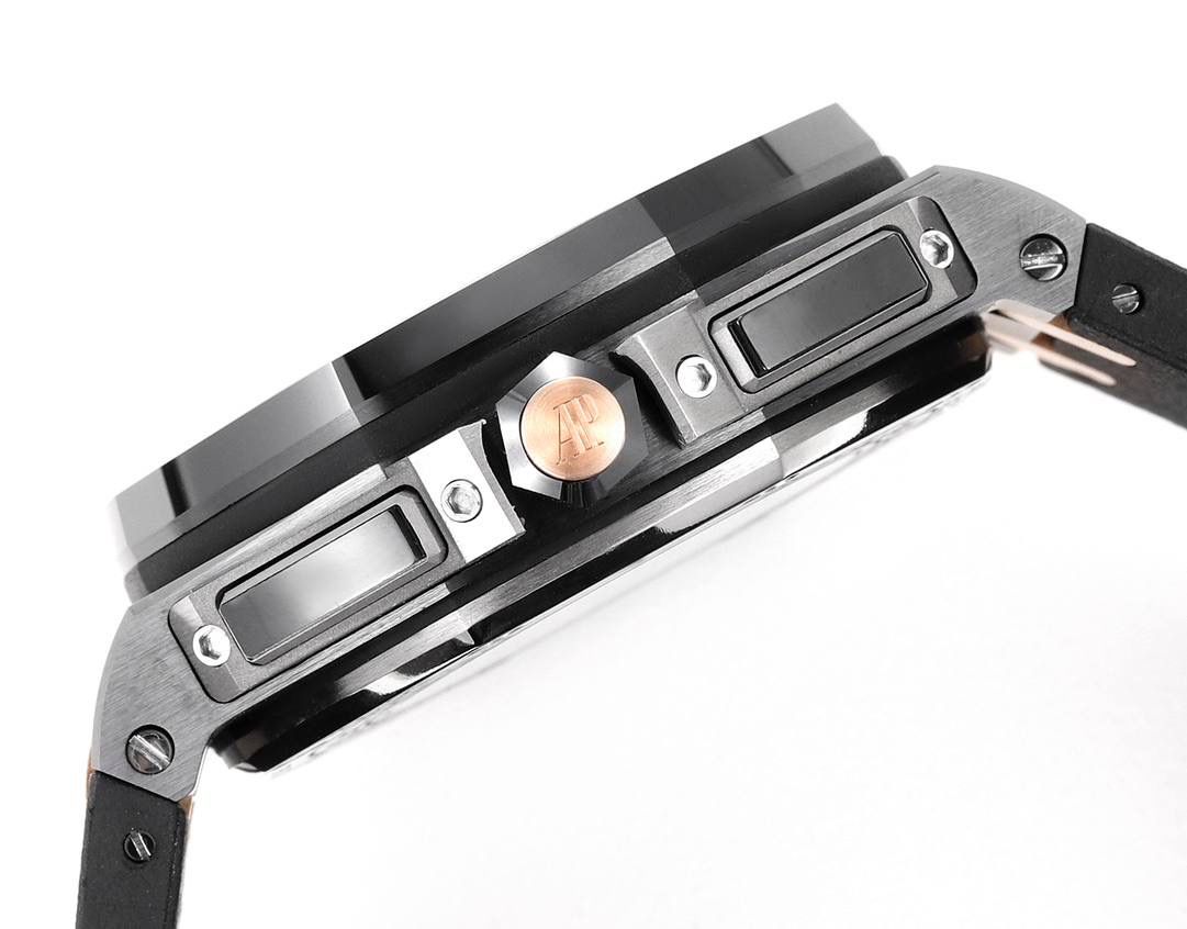 表盘以爱彼经典的大格纹为背景，一个个层次分明的方格排列，经过完美的打磨，将尽善尽美体现得淋漓尽致。三点位的日历表盘，在蓝宝石玻璃凹透镜的作用下，TPE扩大效果与原版一般无二。每一根大小表针，无论从各个角度来看都没有出现毛刺现象，这一点解决了大部分强迫症表友一直存在的烦恼！刻度与表针中间部位都采用瑞士进口夜光粉，每一个个体都做到手工填充，均匀饱满度是机器填充远远比拟不了的，亮度与发光颜色与原版几乎一致！机芯方面采用7750改3126的计时机芯，十二位的小秒，六点位和九点位的12小时计时与30分钟计时，完美的还原了原版的所有功能，经过JJF团队的精密打磨，大大提升了7750基础机芯的稳定性，缓解了一直以来计时机芯款式空有其表的尴尬现象！做到无可挑剔，堪称天花板级别，欢迎广大表友品鉴！💯🔥