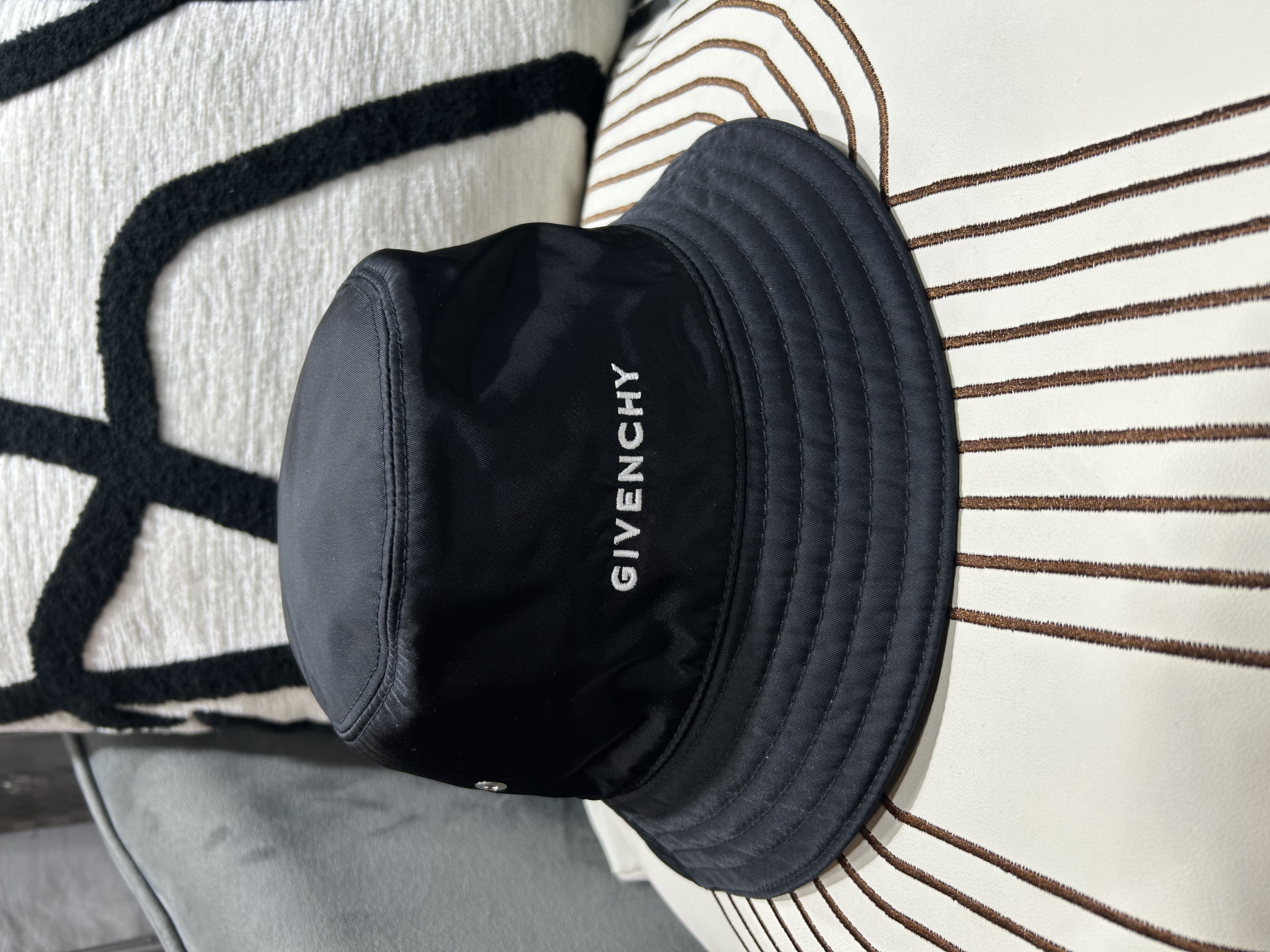 GIVENCHY BUCKET HAT NYLON 帽100%Authentic,UNUSED未使用品
