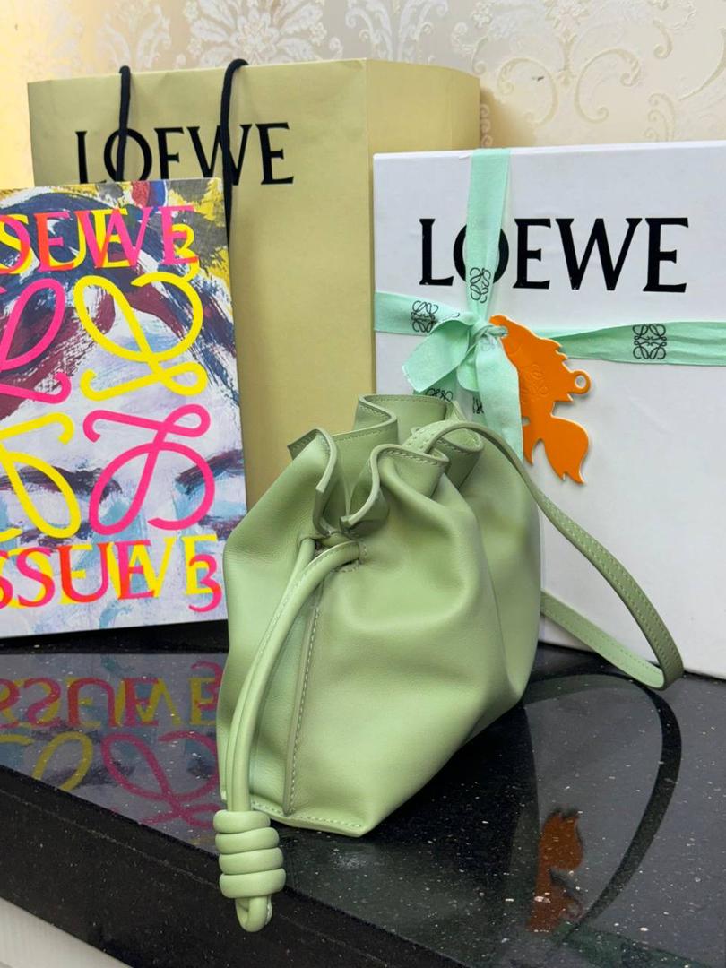 全新升级—迷你𝙁𝙡𝙖𝙢𝙚𝙣𝙘𝙤出货啦✅ ❤️升级版福袋正面新增品牌烫金𝙇𝙤𝙜𝙤代替压印𝙇𝙤𝙜𝙤，肩带加宽同时增加两侧狗扣五金代替原本皮穿扣肩带，精致又便捷🥰 ❤️独家定制皮料五金，小牛皮皮质手感十分柔软且耐用，肩带🉑拆卸🉑调节，多种背法任你选择，容量超大，日常出行必备😍 ❤️独家品控，完全对版细节，全套礼盒🎁包装给你满满的仪式感🥰 迷你尺寸：𝟐𝟑 𝟗-𝟏𝟖-𝟗𝐜𝐦 款号：052030浅梨色