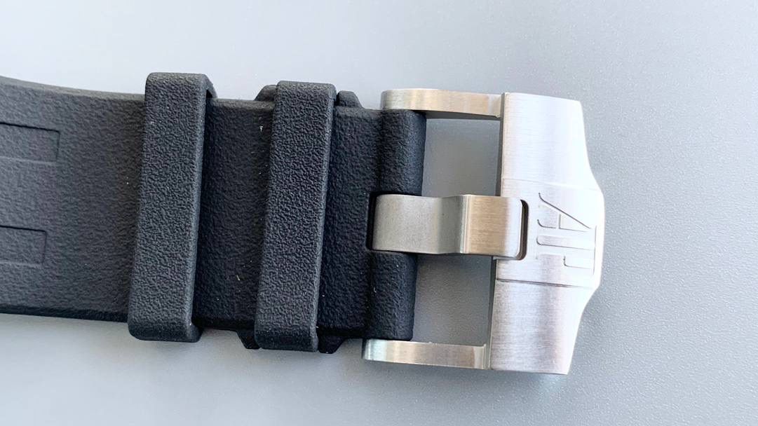 表盘以爱彼经典的大格纹为背景，一个个层次分明的方格排列，经过完美的打磨，将尽善尽美体现得淋漓尽致。三点位的日历表盘，在蓝宝石玻璃凹透镜的作用下，TPE扩大效果与原版一般无二。每一根大小表针，无论从各个角度来看都没有出现毛刺现象，这一点解决了大部分强迫症表友一直存在的烦恼！刻度与表针中间部位都采用瑞士进口夜光粉，每一个个体都做到手工填充，均匀饱满度是机器填充远远比拟不了的，亮度与发光颜色与原版几乎一致！机芯方面采用7750改3126的计时机芯，十二位的小秒，六点位和九点位的12小时计时与30分钟计时，完美的还原了原版的所有功能，经过JJF团队的精密打磨，大大提升了7750基础机芯的稳定性，缓解了一直以来计时机芯款式空有其表的尴尬现象！做到无可挑剔，堪称天花板级别，欢迎广大表友品鉴！