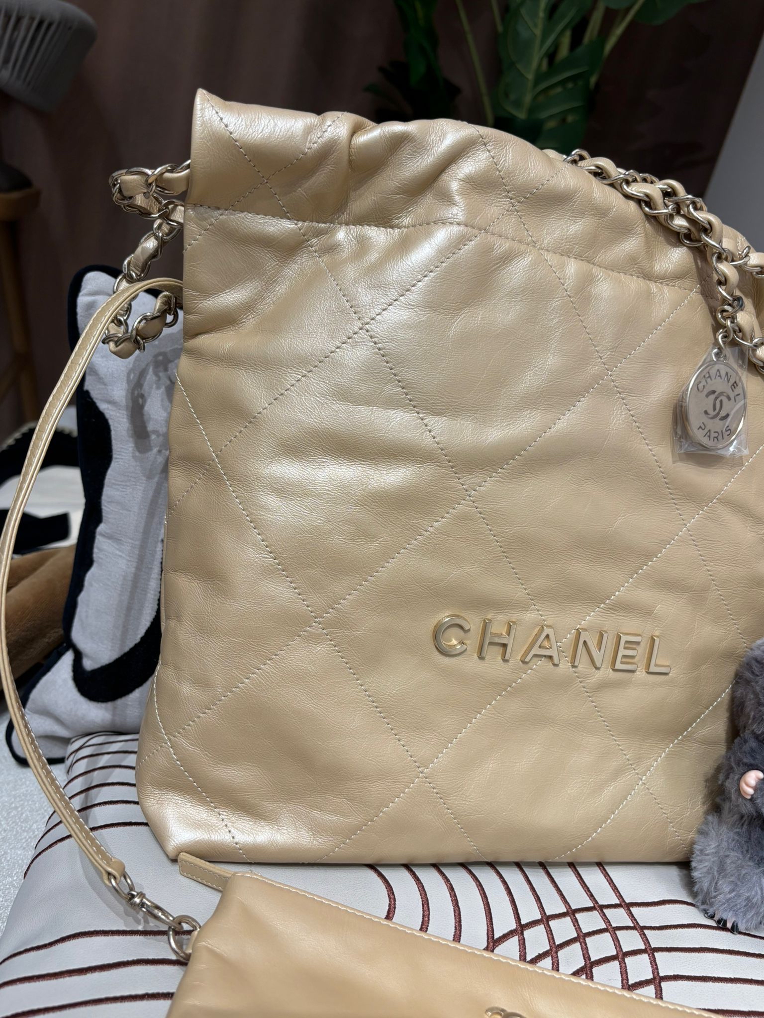 Chanel 22 small hobo Bag 100%Authentic ,98%new ✅專門店收據✅chip✅dust bag✅box