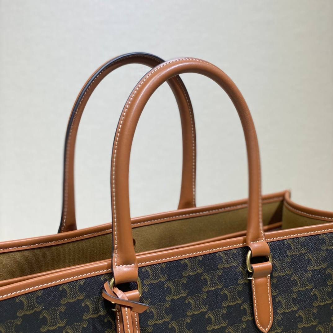 🔥大货实拍图 𝗖𝗘𝗟𝗜𝗡𝗘 ♥ 𝗧𝗥𝗜𝗢𝗠𝗣𝗛𝗘 𝗖𝗔𝗕𝗔𝗦 𝗧𝗢𝗧𝗘 型号：197912 尺寸：43*30*10cm