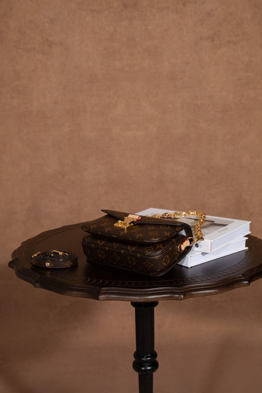 LV小邮差🎀 尺寸 21.5 × 13.5 × 6cm，小小一只很精致～Mini 小邮差设计，经典中带点新鲜感。链条是可以拆的，很灵活： 👉 装链条就变腋下包，复古感满满 👉 老花肩带可以调节，肩背、斜挎都 OK 👉 肩带随你换，怎么搭都好看 👜 包包本身很轻，背久也不会累～里面还有隔层设计，东西好放又整齐，用起来真的很舒服 👍 这一款真的是新款里的黑马，大爆款预定，强烈推荐啦 💕 选LV这只包，日常出门直接帮你加分，怎么背都很有型 😍