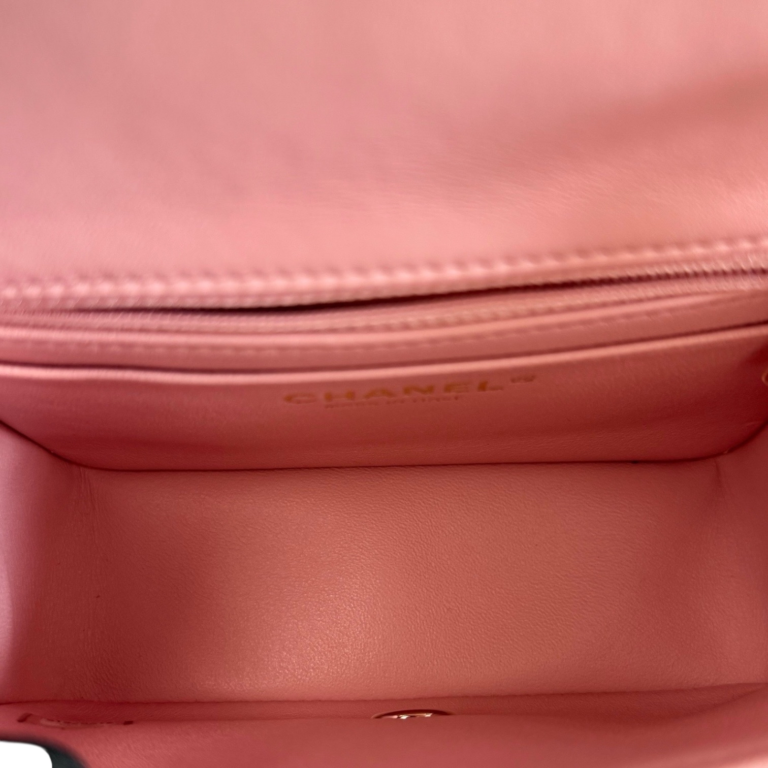 Chanel Lambskin  square 櫻花粉金扣