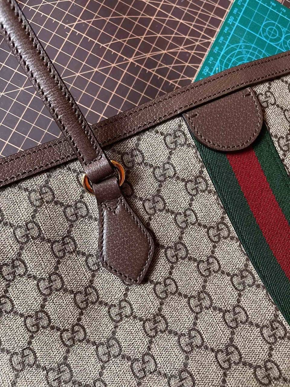 🔘ophidia系列中号gg购物袋（可自由出入专柜） 回顾近几年当红的购物袋不难发现多数都是以简约设计为主，简单但又百搭，ophidia系列的购物袋就能应变千变万化的时尚风格，利用红绿织带来点缀低调质感的外观，添加独特性及辨识度。包身皆是以柔软的正厂同源皮革制成，做工细节十分精致，不输zp，版型做工都经得起推敲，正厂超细纤维衬里麂皮，纤维结构紧密，不轻易起球，耐磨性强。我们超强工艺背景下满足的性价比能让更多宝宝毫无负担的拥有它，大容量的设计也能满足重视功能性的你们‼️ 尺寸：38x28x14cm 🔍款号：631685