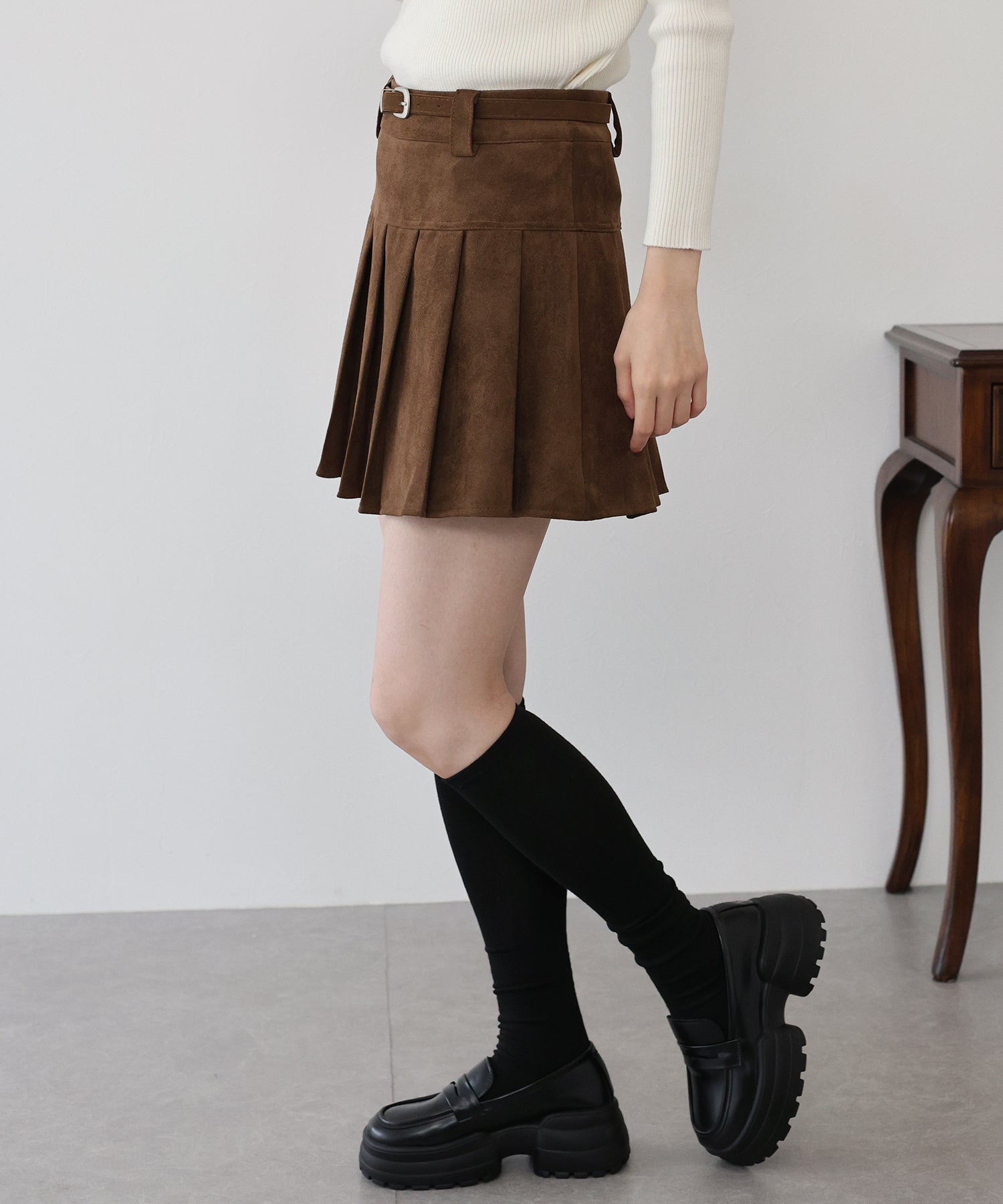 <限量現貨><JP> 麂皮質感褶皺短裙褲 (附 belt) * 2色入 