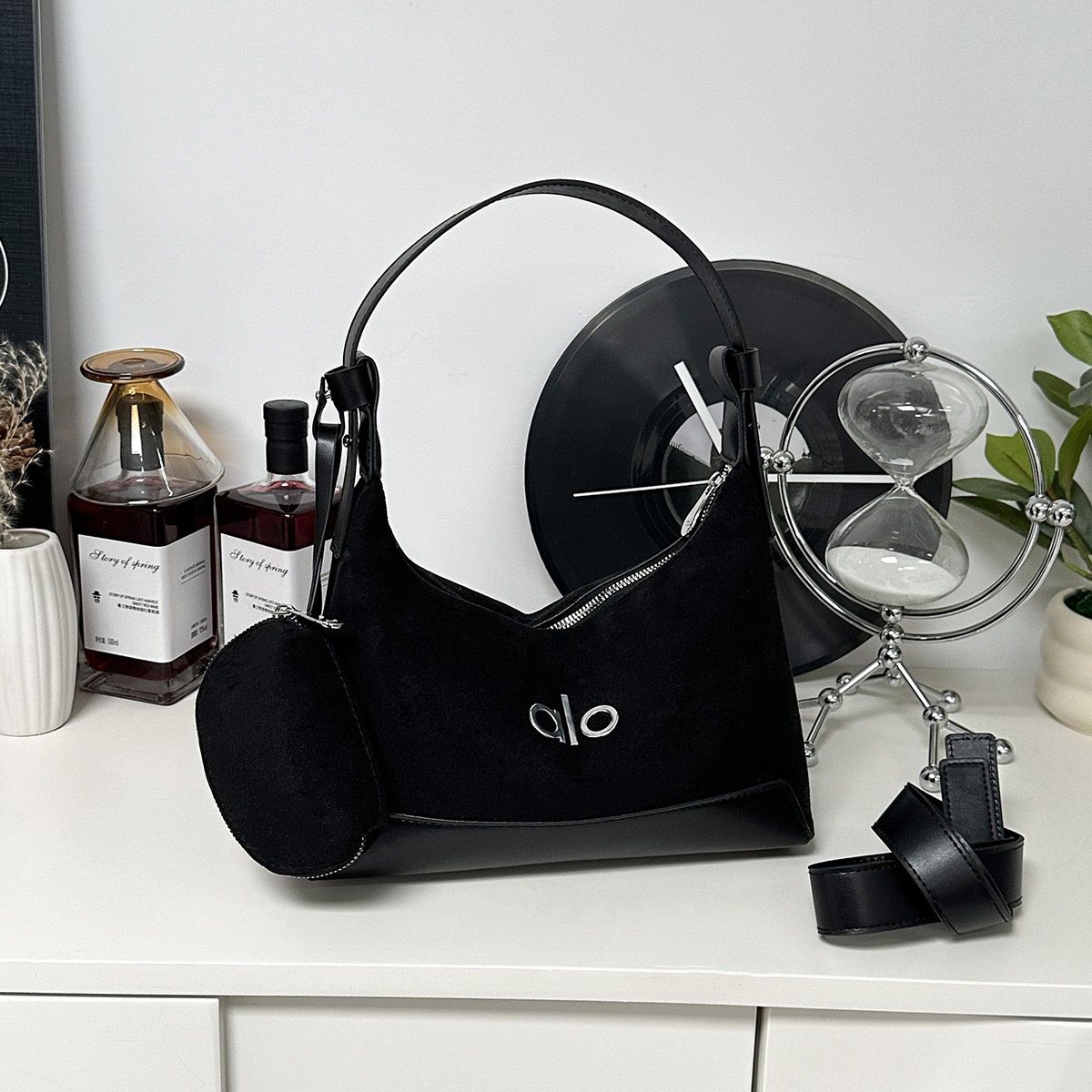 $88隻。2隻起$80隻。多色選擇/Alo麂皮腋下包