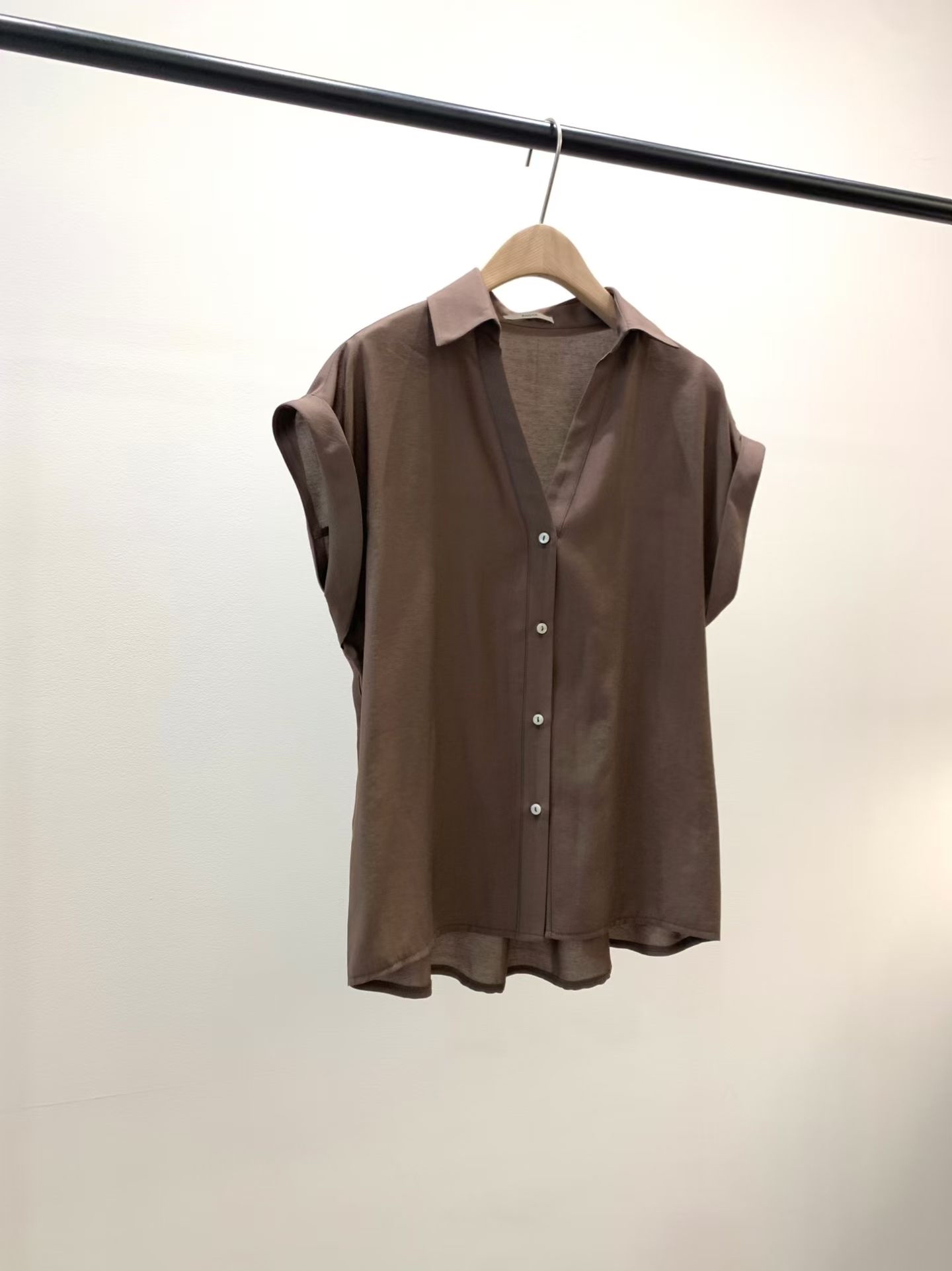 顯瘦恤衫+V領Top