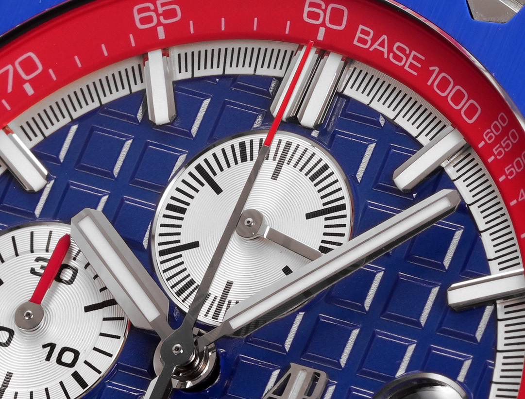 🚀皇家橡树离岸型26400/26238/26470系列正式登场！款式最全，做工最好的爱彼计时款腕表来了，有做工好的顶级货😍💯廉价的小厂货就别去考虑了！ 1，机芯采用12位小秒的定制版3126计时机芯，完美还原原版所有功能。经过精密打磨，大大加强了其稳定性。 2，其中碳纤维系列表壳采用全新碳纤维复合材料——「Carbon TPT® B.4」打造，这种高科技材料比常规 Carbon TPT® 密度提高4%，纤维硬度提升15%，树脂强度提升30%，材料结构经过各项异性优化，保持轻盈同时无比坚韧，提供迄今最强的抗冲击性能。 3，字面颜色均采用目前最先进电镀技术，非几年前的简单喷漆技术。每一个巧克力格纹装饰，通过CNC级别打磨，无限接近原版。 4，同步原版搭载微微活动头粒，胶带采用进口氟橡胶材质，皮带采用美洲鳄鱼皮材质，更加耐磨耐造。