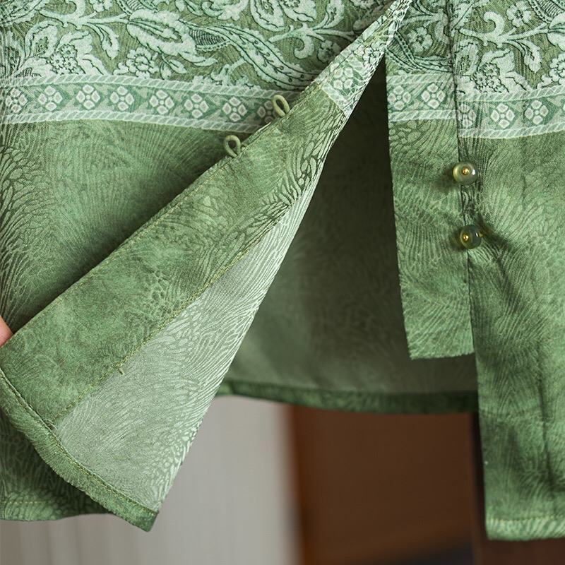 B67(2020) 新中式复古真丝横排刺绣前排珠钮粉绿上衣
