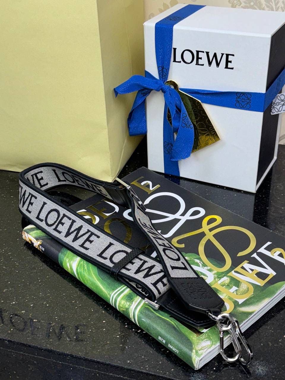 【黑/银尊享版】 —全新升级肩带出货啦❤️ 👉🏻独家进口机器，全新升级刺绣，无限接近砖贵𝙕𝙋👍 👉🏻满配Anagram图案，一条肩带，用途多多😀 长度：𝟗𝟗-𝟒𝐜𝐦 编码：182323 颜色：黑/银