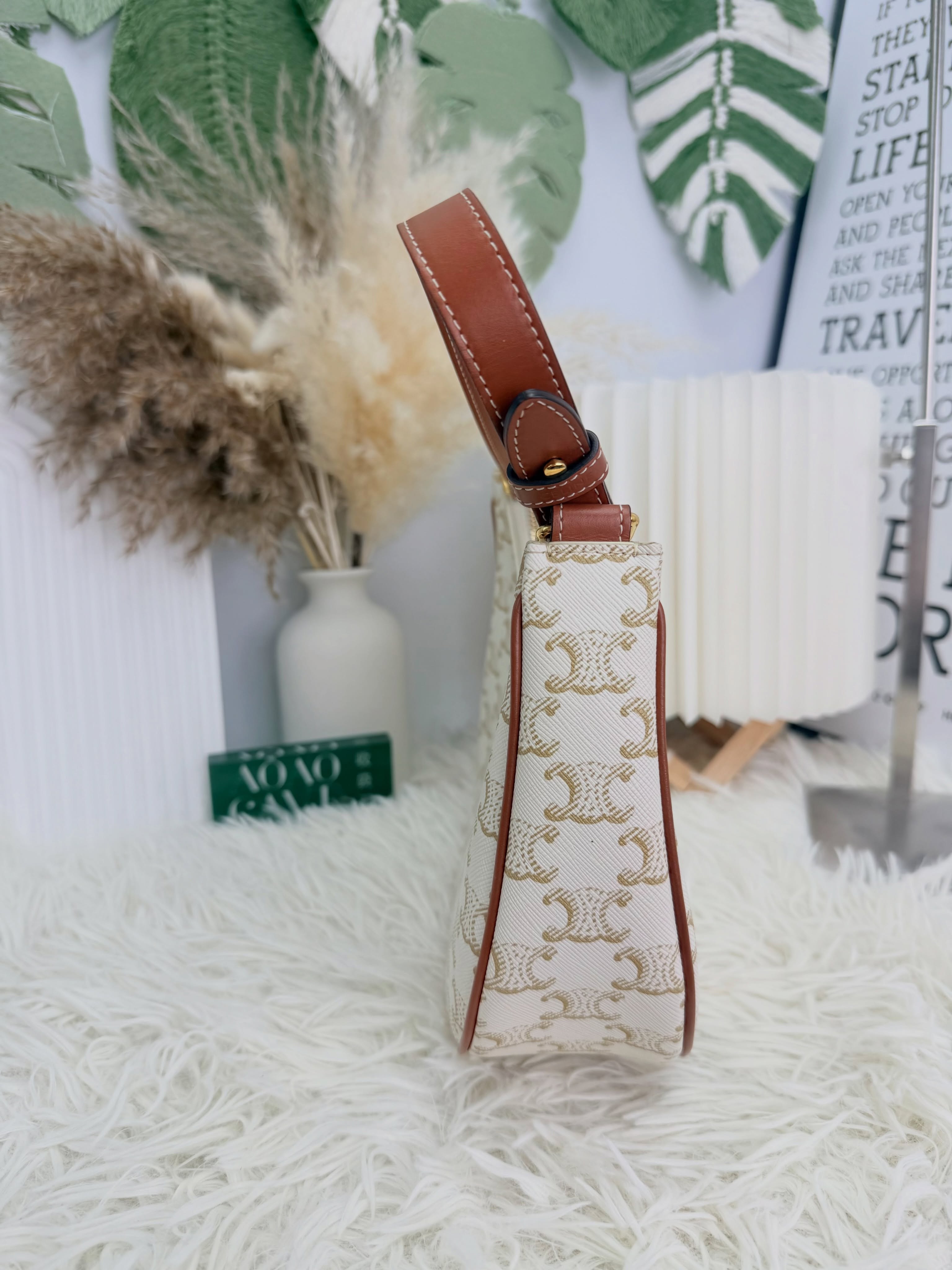 Celine👜 PRE OWNED 🛍️白色老花腋下包🤎  25*7*12  💰優惠價 $6980 98%new  #收袋王  喜歡的話快點pm/whatsapp 我們💓 銷售熱線51111 321（whatsapp)  我們服務包括有：手袋飾物回收、手袋置換(一換一、一換多也可以） 、專業手袋鑑證、專業手袋護理 Is 購買方法 🏢親臨門市 荃灣南豐中心15樓1521室（荃灣地鐵站a出口1分鐘到）敬請預約 ❤️只賣正品正貨，任驗💓🫰🏻 ❤️‍🔥本店為香港註冊公司絕對真貨，信心保證👍🏻 🫰🏻本店設有鑑證服務，有駐場鑑證師  ✨歡迎追蹤我哋各個平台緊貼最新優惠x貨品🔥😍 👇🏻👇🏻👇🏻👇🏻👇🏻👇🏻👇🏻👇🏻  ⭐️Instagram: aoaocave  🌈Facebook: aoaocave收袋王  🔥Carousell: acluxuryhk  👆🏻👆🏻👆🏻👆🏻👆🏻👆🏻👆🏻👆🏻  ___________________________  Disclaimer🫰🏻All trademarks and copyrights are reserved to the original brand holders. @AOAOCAVE sells only authentic goods and is not affiliated with any of the brands mentioned.  @AOAOCAVE 跟任何品牌無關，而且沒有持有任何品牌資版權，亦沒有與任何品牌合作。所有商標及版權歸屬於品牌坊所有，帖子只作分享用途。  #aoaocave #手袋回收 #名牌買賣