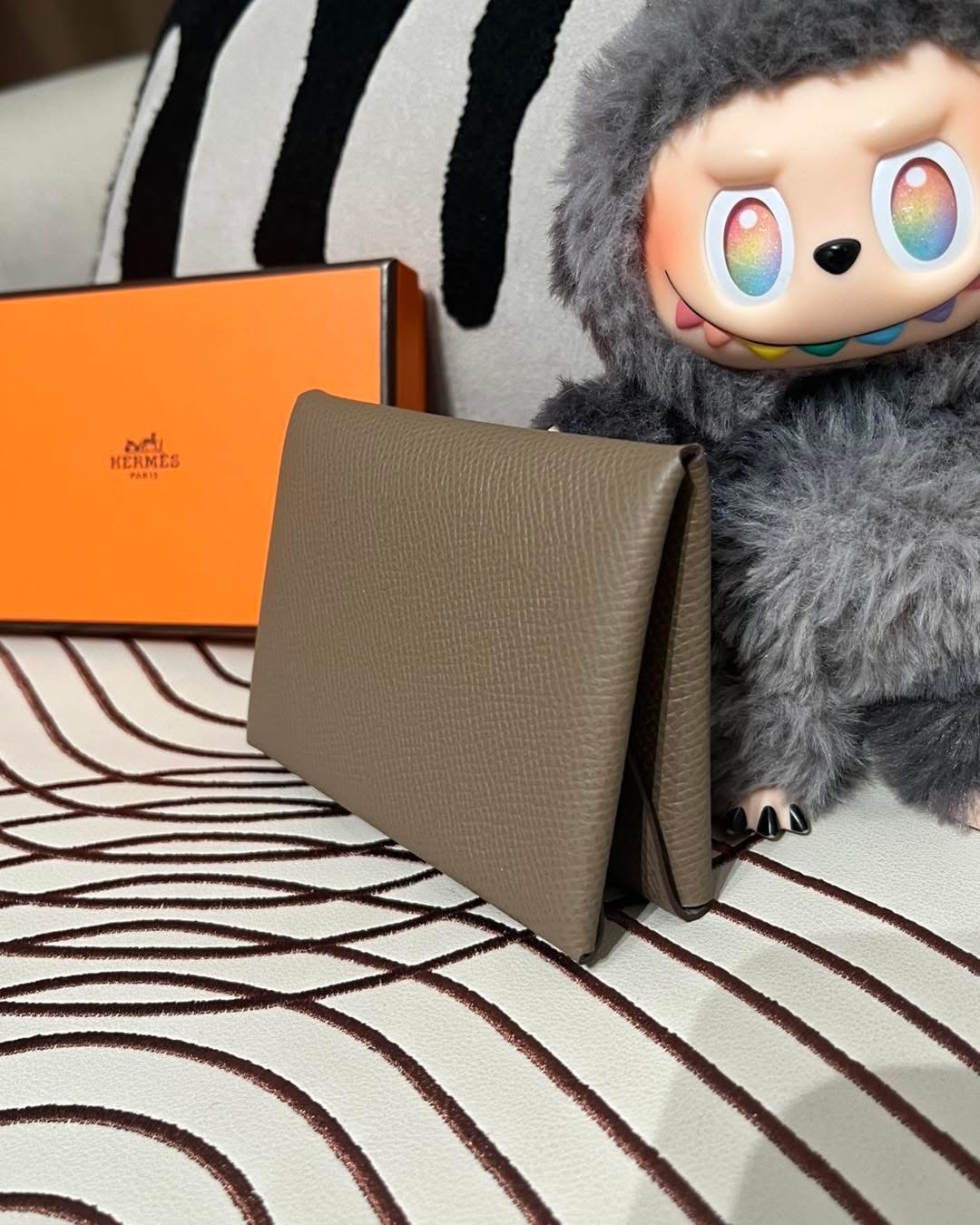 全新 Hermes  Calvi duo card holder etoupe 100%Authentic,100%new全新貨品✅收據 ✅box