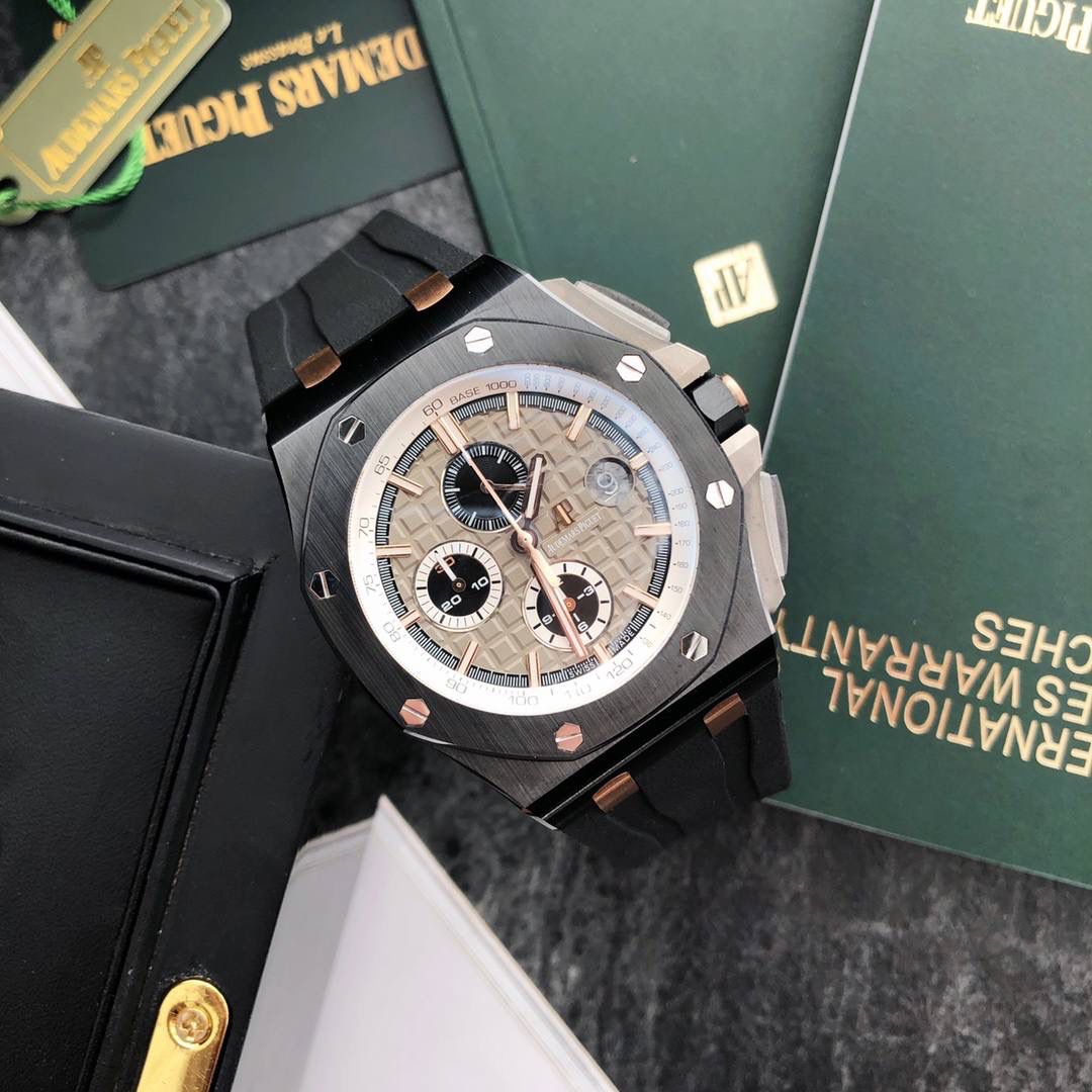 皇家橡树 - 爱彼AP 26400系列 44毫米直径 市面上最好版本的超级复刻 柔软硅胶带 皇家橡树离岸型 男士全自动机械腕表 ，316L精钢表壳 ，搭配原装复刻定制机芯Cal.3126全自动机械机芯 走时精准 稳定，透视后盖 裸露的机芯跟正品一模一样，反炫光蓝宝石玻璃 ，超级耐划痕，搭配原厂模具橡胶表带，原装针扣 ，300米防水，整壳套超高品质，超A做工，非市场普通货，货有所值 ，硬汉必备神器，爱彼入门级腕表 强烈推荐，制作耗时又耗精力，尽可能把最精至的腕表呈现给各位腕表爱好者。