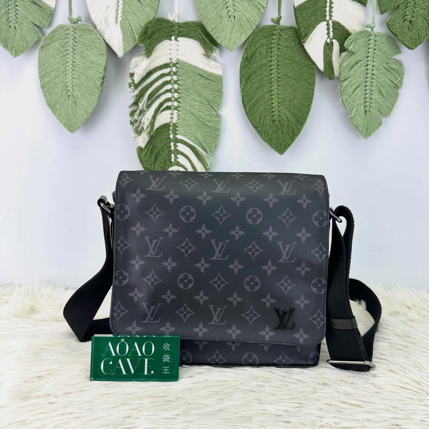 LV🤍PRE OWNED District 黑色老花郵差包 PM Size 晶片款🖤 