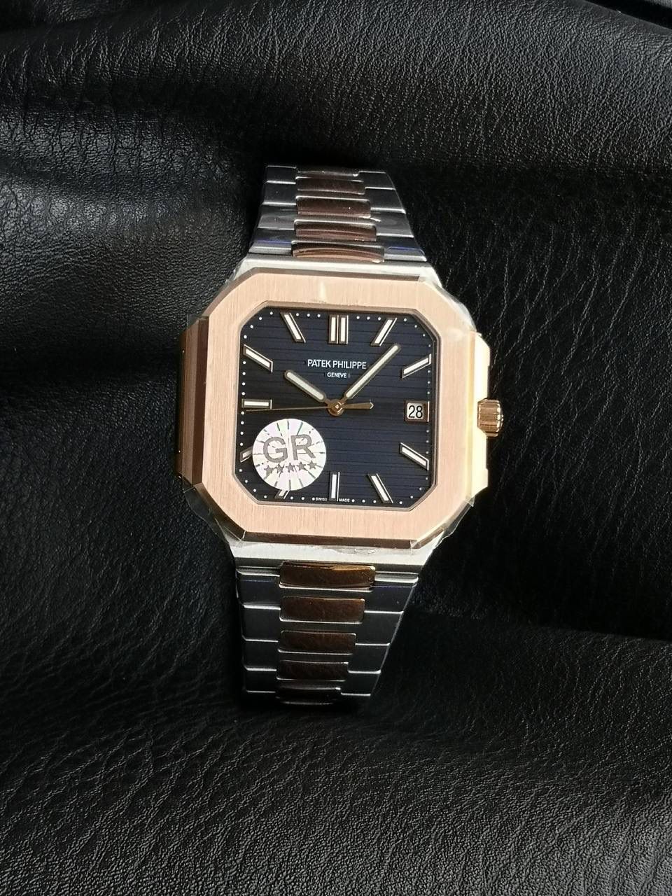 百达翡丽 方形 新系列CUBITUS 5821腕表 亮点特色：1️⃣机芯:搭载定制9015改Cal.26-330 SC一体机，调时不停秒，调时不停秒，摆轮位置均与正品一致，自动上链机芯。2️⃣钢带:316L定制级人体工程学表带，新扣款式。3️⃣表壳:尺寸45毫米厚度仅8.3mm，为表壳对角线长度(即10点位至4点位),因为表壳近似于方形，上下边的宽度会小于这一数值，所以视觉效果并不是很大。 搭配上，5821属于运动风格腕表，日常搭配正装和休闲风格也可以。