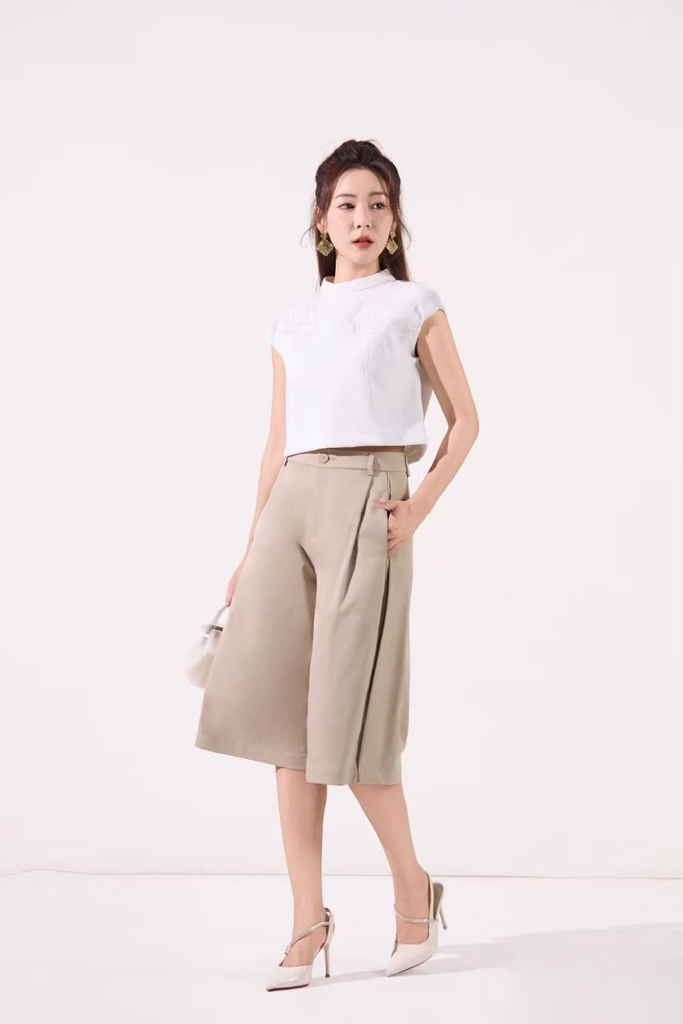 10141384 Embroidered Crop Top