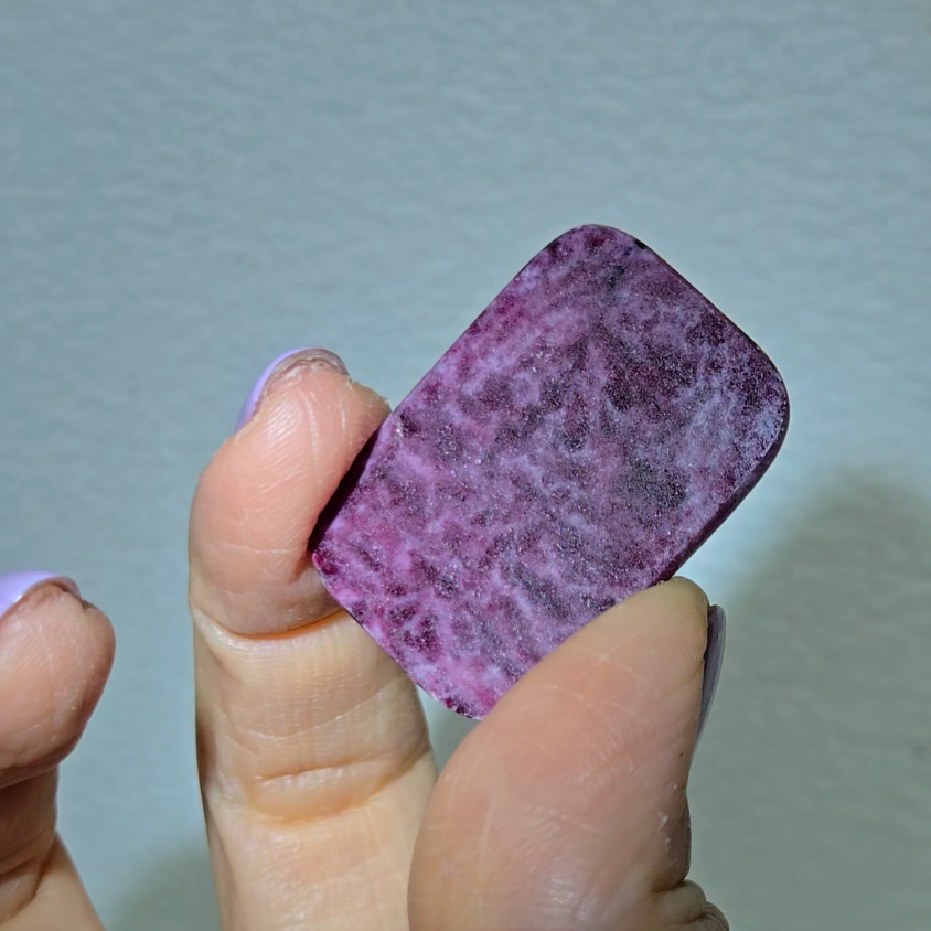 Ruby cabochon with marbling and UV reaction - RBY117