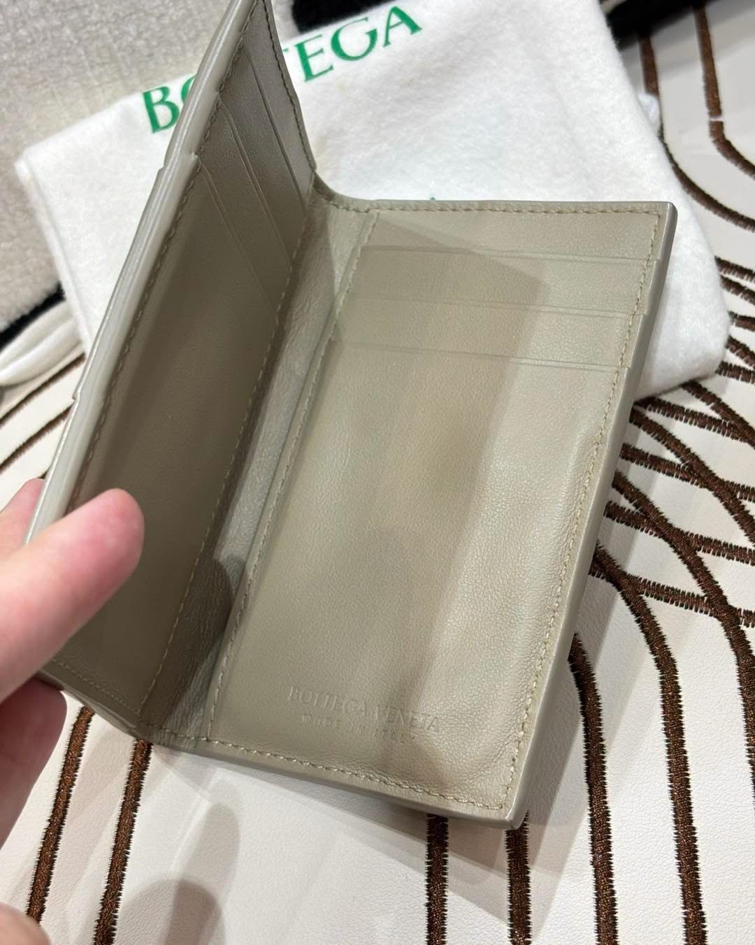 Bottega Veneta Cassette Card Holder  100%Authentic, 98%new✅dust bag 