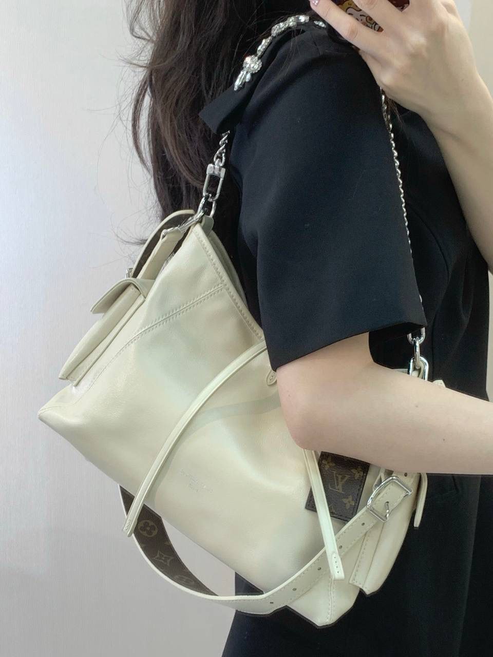 LV奶白色 Carryall👜✨ 噢莫噢莫！！ 奶白色的也太乖太奶了 一整个大心动了！！！ 全皮质感高级感满满💯 而且肩带是老花的 真的太爱了！🥹❤️
