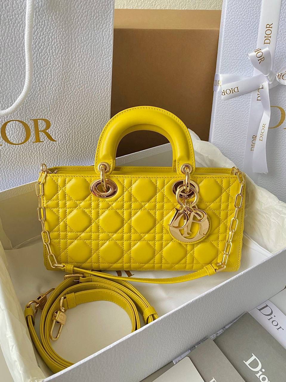 姜黄色💛 𝗗𝗶𝗼𝗿 𝗗-𝗝𝗼𝘆 𝗯𝗮𝗴羊皮新色 时尚果然就是轮回，回归了一把中古戴妃 长方包形，短链条➕细长肩带直接封神！！ 复古时髦感超强，真是什么场合都可以把住 绝对是lady中的天花板了，强势出圈啦姐妹们🔥 26 x 13.5 x 5cm