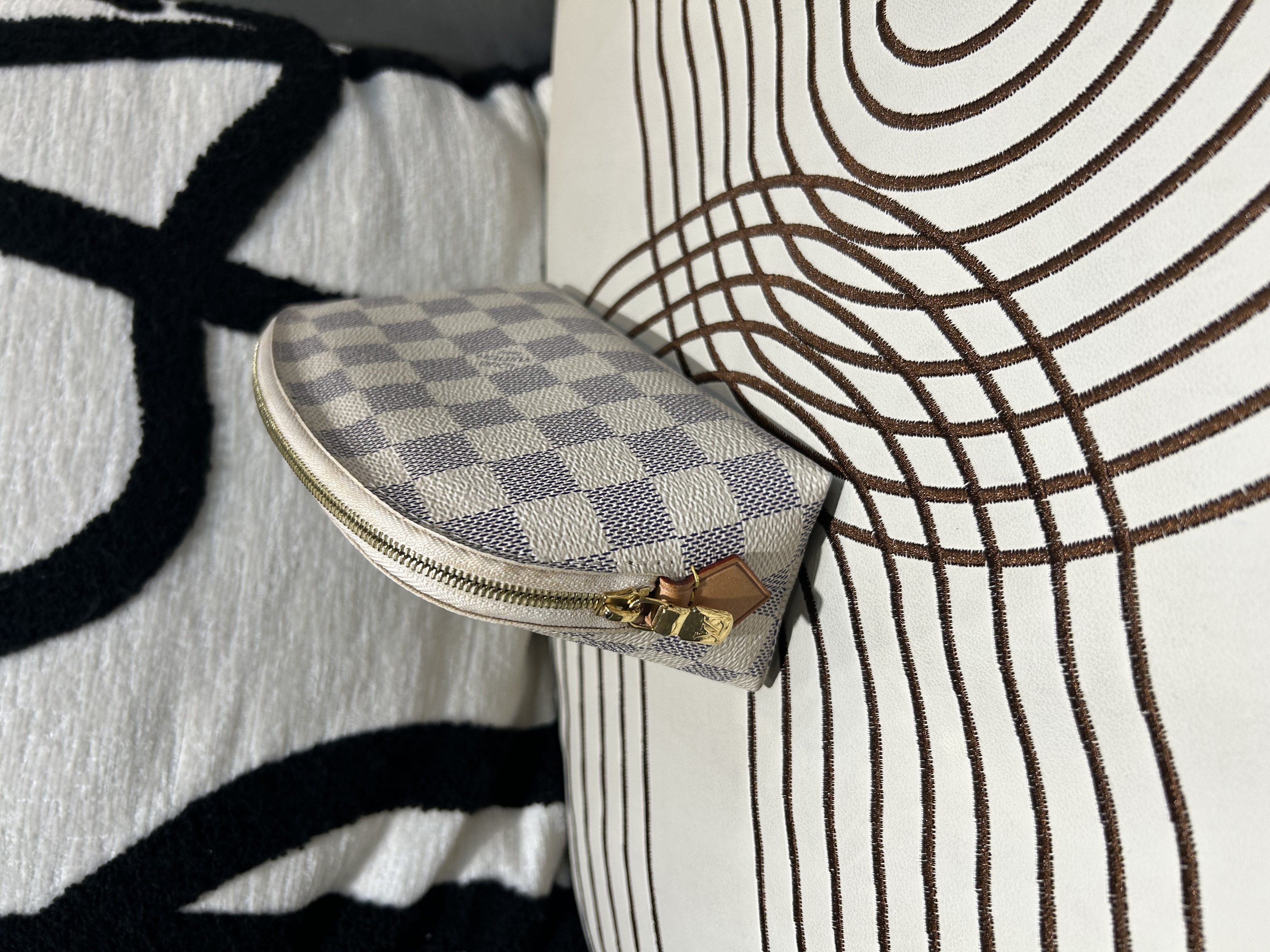 LV cosmetic Pouch 白色棋盤格化妝袋 PM 100%Authentic, 95%New