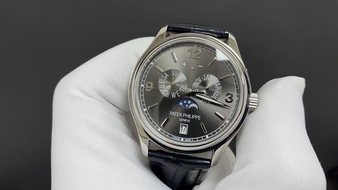 🌐新款到货🌐 百达翡丽最热门款式，PP复杂功能计时系列5146R 5147。功能方面的巧妙构思，外观上的合理布局，以及优越的机芯性能，无一不体现出百达翡丽大师们的独特设计，一件经典的艺术品。 采用39mm表盘直径，高性能Cal.324自动机械机芯，具备年历，日期，月份和月相显示功能，提供了强大的时间衡量功能，表盘设计中心大秒针，是时间易于读取。 相信这样的一款腕表会是很多爱表人士所梦寐以求的，但是就如它水中月的意象一样，可遇而不可求，所以，如果有个机会出现在你面前，那么就好好珍惜吧。