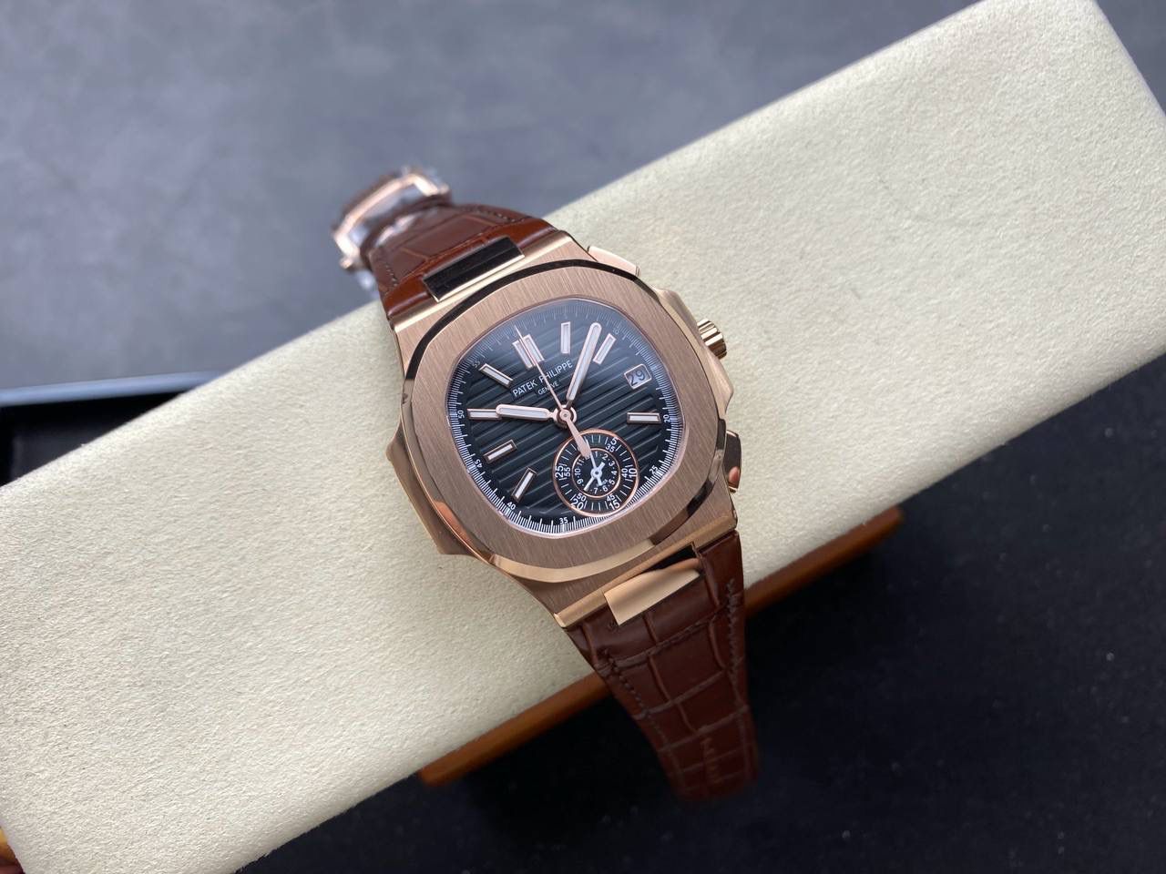 V2版真功能🌐真小秒！3K工厂 百达翡丽鹦鹉螺5980/1A-014多功能计时腕表V2版本，真小秒、真功能！【表壳】腕表尺寸40.5毫米，同正品一致的枕型表壳采用正面拉丝，侧面抛光的两种工艺组合，层次感分明，质感十足。尽显精湛工艺。【表带】采用原装表带一比一量身打造，每节表带的中央抛光部位，都能呈现钻石的形状，尽显高级质感。【机芯】3K厂采用定制版PP.CH28-520机芯，完美还原正品，时分秒，日期，和计时大秒功能。3K匠心之作，欢迎各位表友品鉴🌐