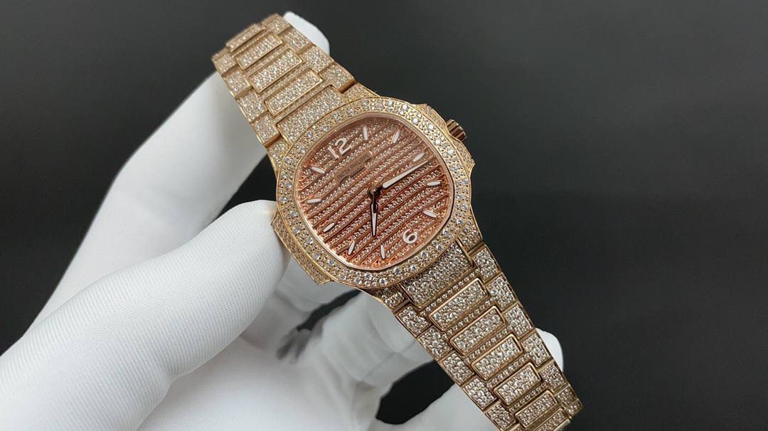 新品 重金打造经典时计——百达翡丽7118女士鹦鹉螺 满钻限量款 少量到货，限量供应（全身采用八心八箭天然奥宝水钻） 🉐️赠送价值💰288旅行便捷定制手表表盒 腕表:定制324 S自动一体上链机械机芯，中心大秒针 表盘:密镶钻，拥有286颗钻 表壳:密镶拥有518颗钻，拥有蓝宝石水晶透盖。防水系数30米。直径35.2mm 表链:采用拥有1729钻采用罕见的“不规则雪花镶钻”工艺，令腕表更添耀眼光彩，这项工艺需要将大小各异的钻镶嵌并固定到位，尽可能隐匿每颗钻之前的贵金属痕迹。 顶配鹦鹉螺7118满天星 目前算是最奢华的女款鹦鹉螺 应该没有人能拒绝了它了吧 雪花❄️镶钻全身 不仅是表盘，表带都是雪花镶钻总之一个字“闪”（白色为真空炉内白金，玫色为真空炉内纳米玫瑰金） 精品，欢迎表友品鉴！