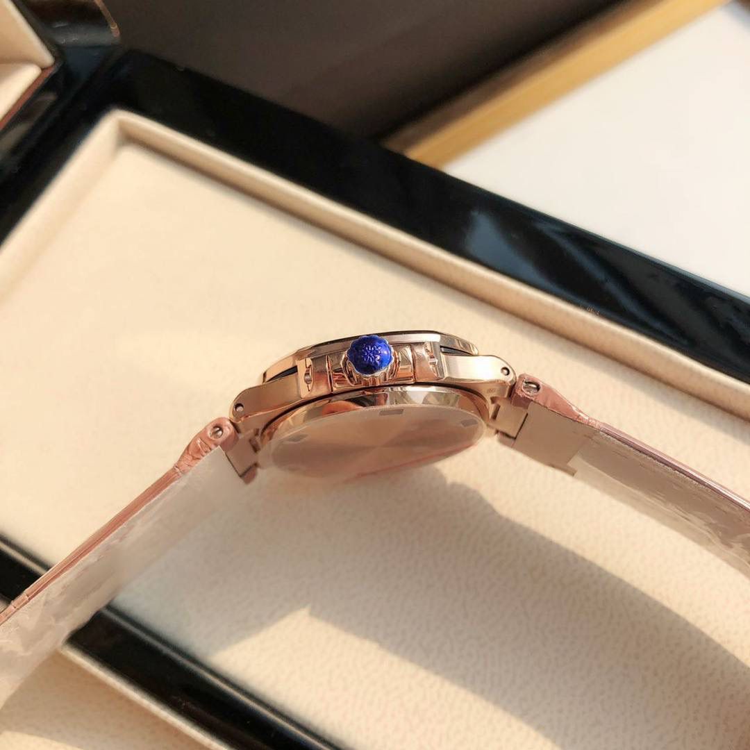 堪称一绝钢表之王，最美女款百达翡丽7010R鹦鹉螺 32mm玫瑰香槟色 表徑精巧独特舷窗结构表壳，完美优雅风格，采用不锈钢18k镀玫瑰金。水平横纹浮雕图案的表盘。表圈镶嵌46颗天然南非钻石💎美洲鳄鱼皮表带‼️