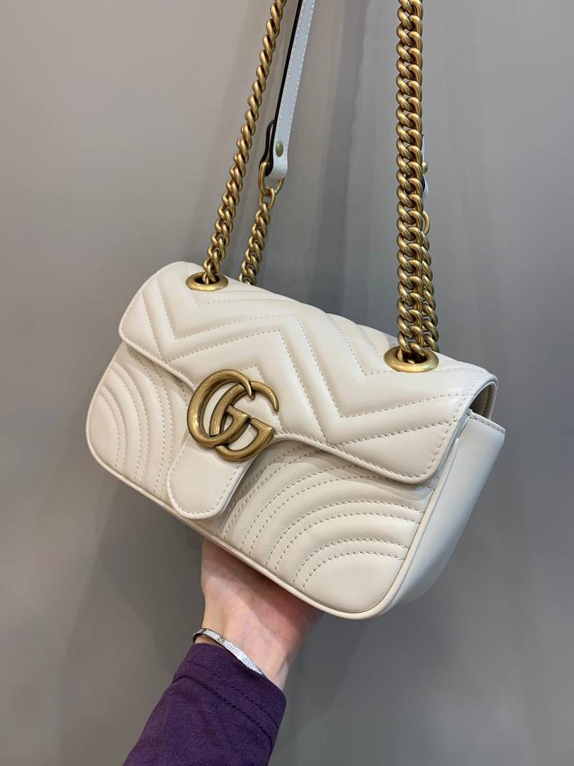 新背景实拍正品级 。经典款金扣白色22cm‼️ 黑色销量第一的话那白色绝对稳居榜单第二、夏天超级热卖，基本人手一个，奶白奶白的颜色，简单干净舒服，皮质五金都是最好级别的，恰到好处的复古调调，很有质感‼️ 型号446744；尺寸22/13/6cm